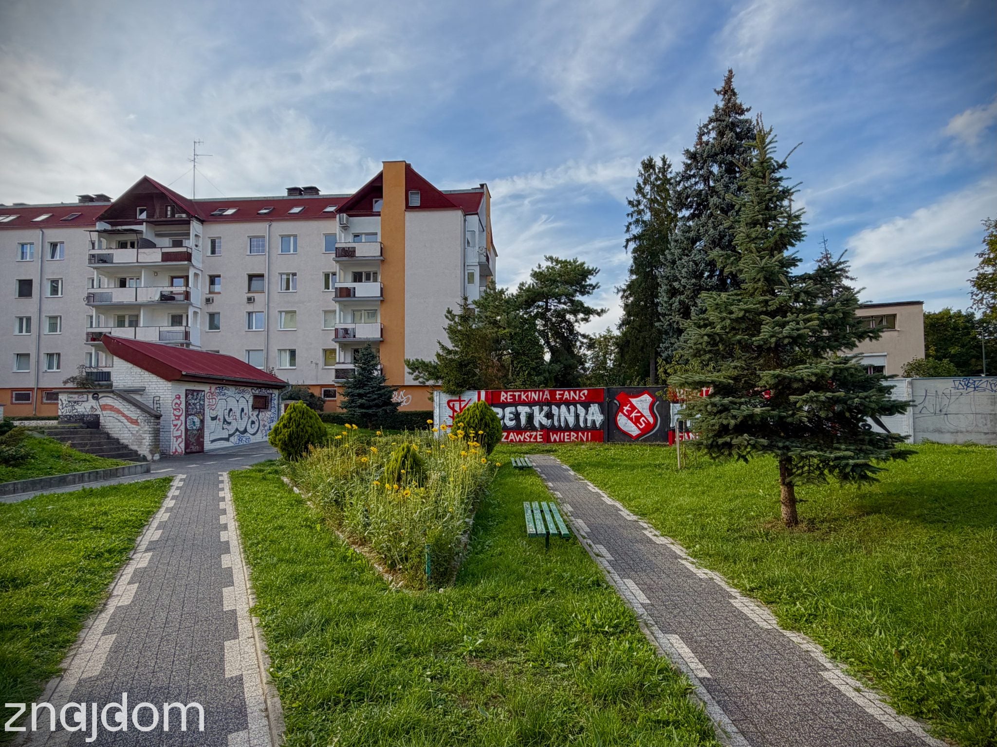 Zdjęcie przedstawia postmodernistyczne osiedle mieszkaniowe na Retkini i ściany zamalowane graffitti.