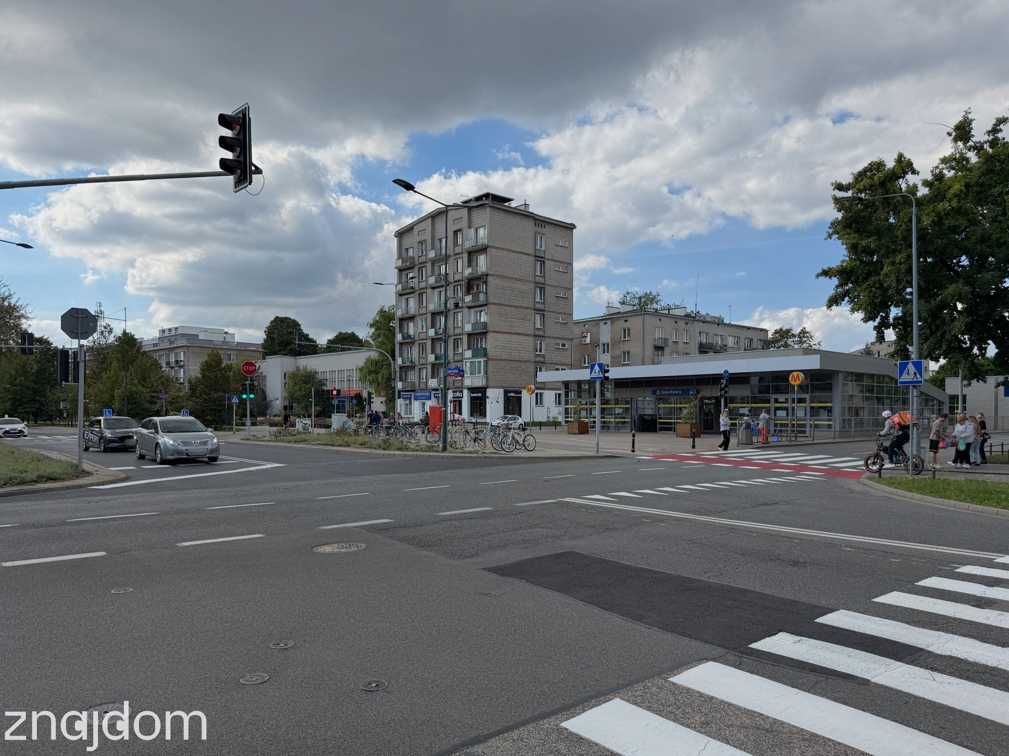 Widok na skrzyżowanie, za nim Stacja Metro Stare Mielany i budynki mieszkalne.