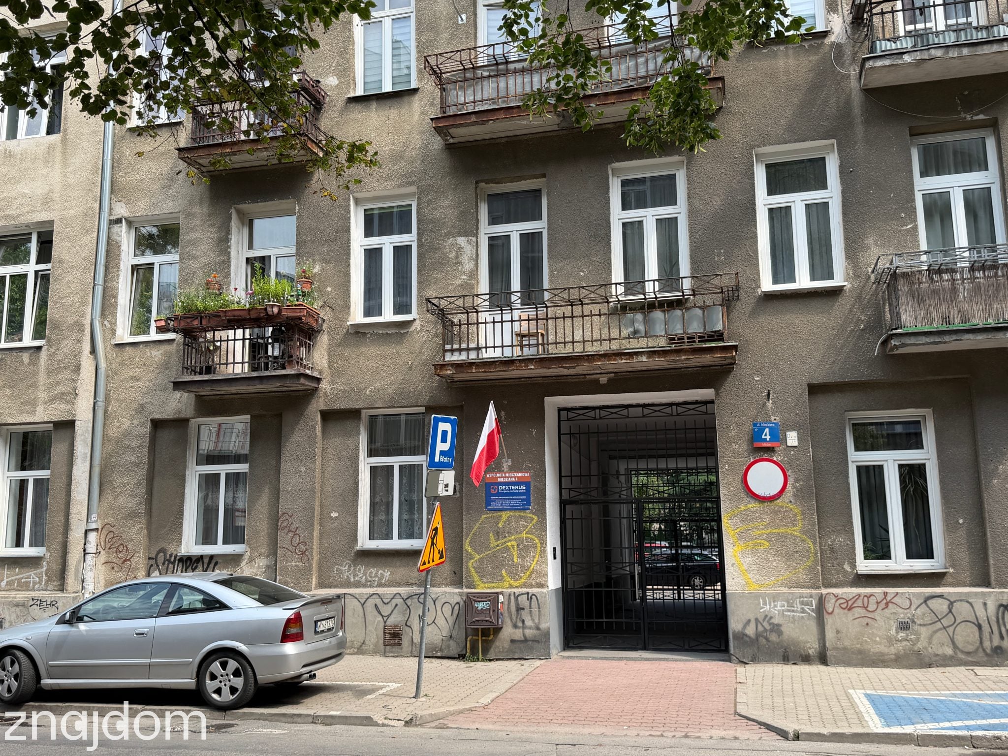 Brunatna, stara kamienica na Woli. Grafitti na fasadzie.