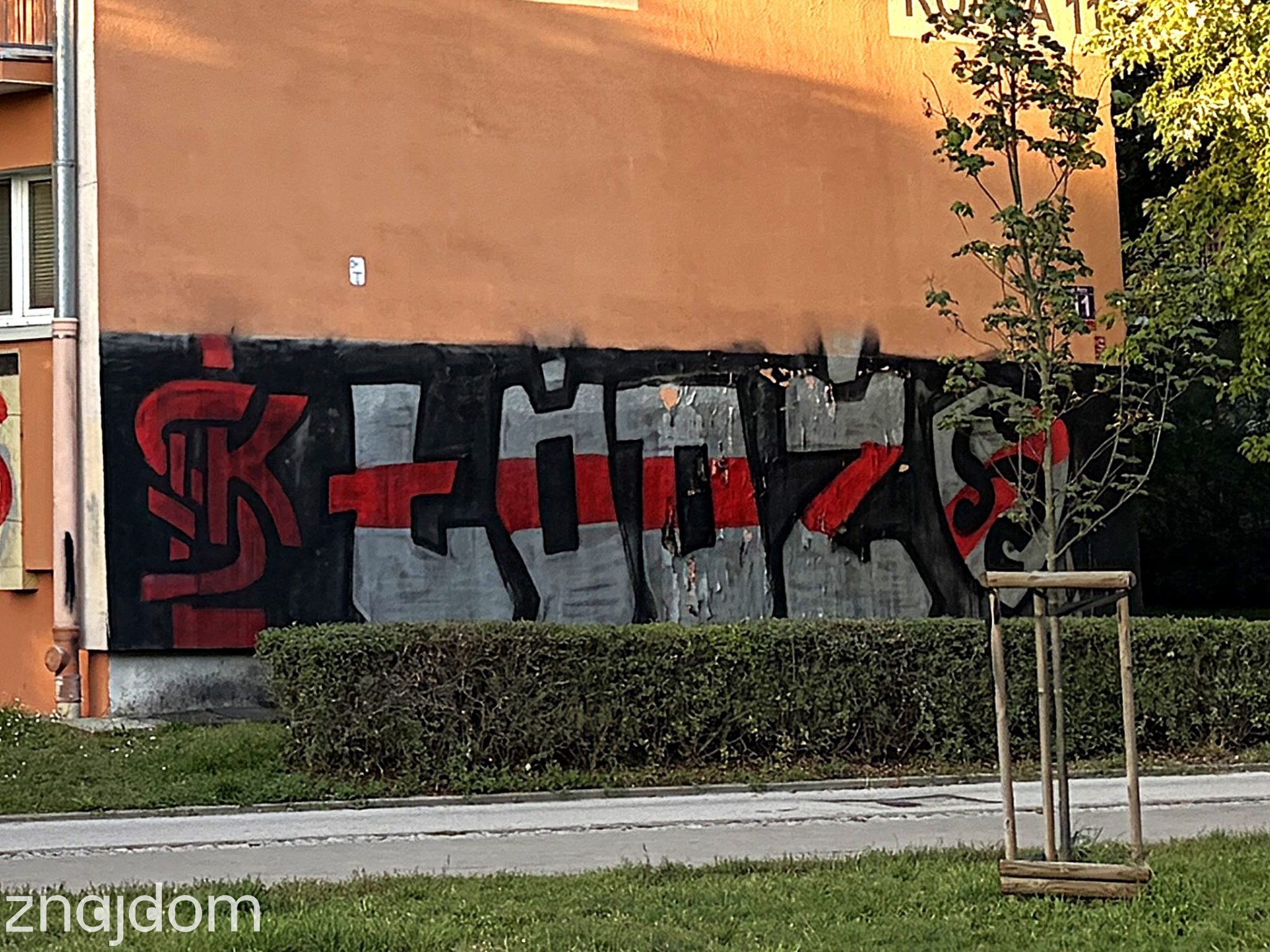 Kibicowskie graffiti ŁKS na ścianie bloku mieszkalnego na łódzkim Teofilowie