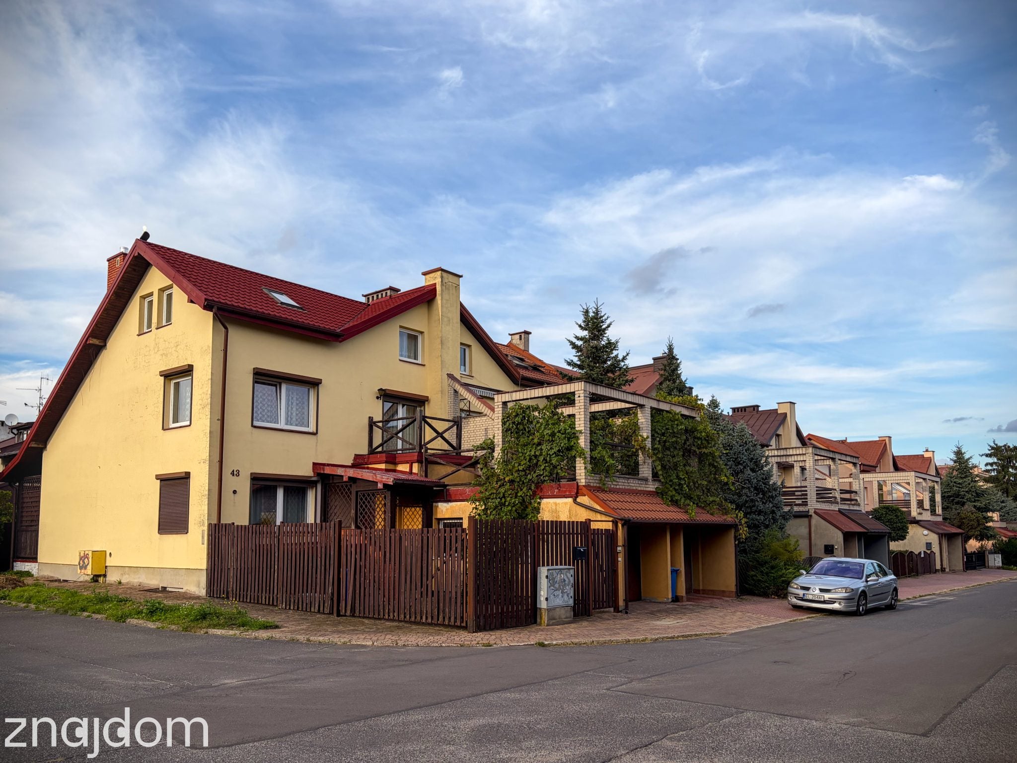 Domek i zaparkowany samochód na Smulsku.