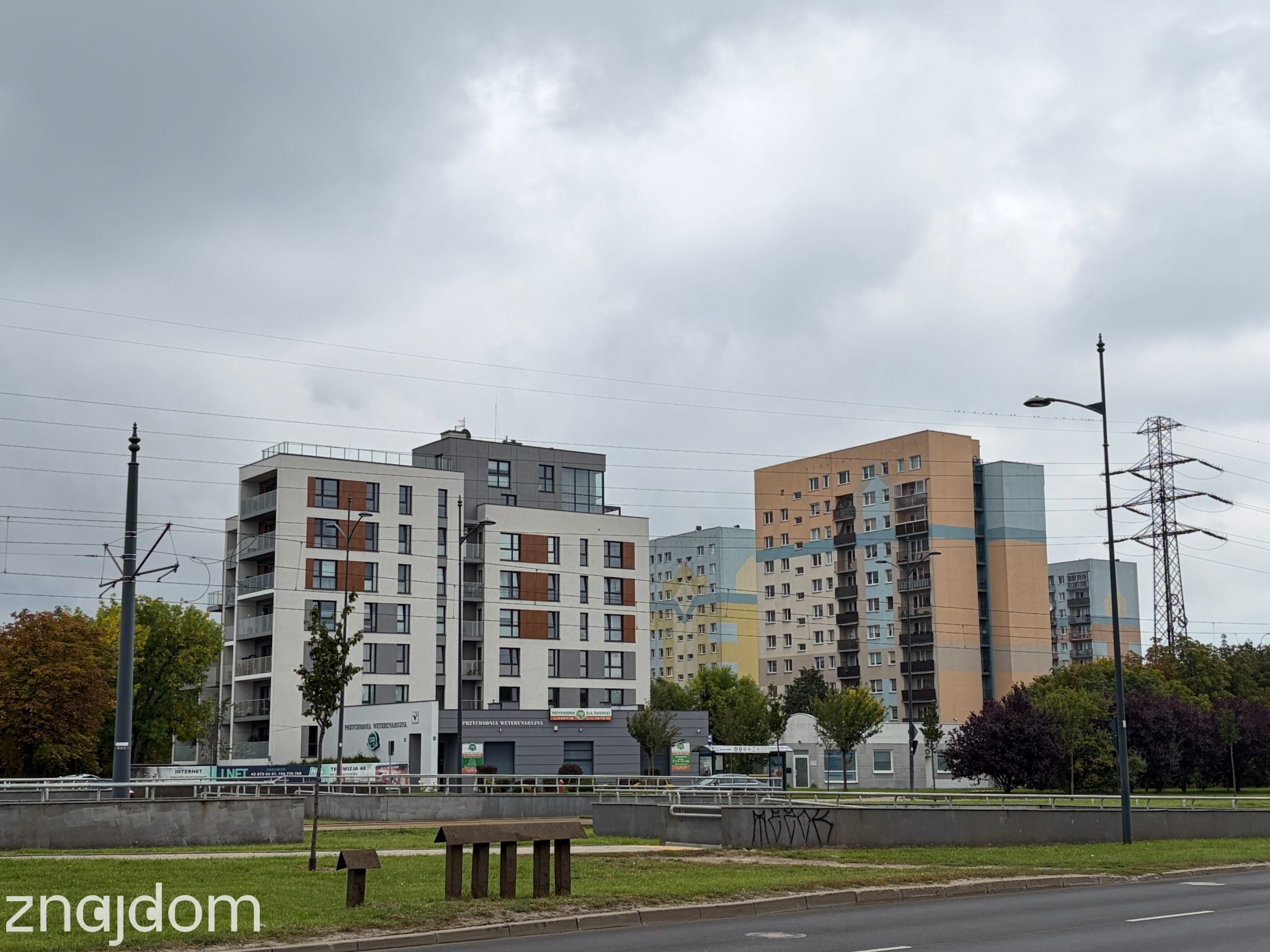 Widok nowego apartamentowca obok starych bloków na Widzewie Wschodzie.