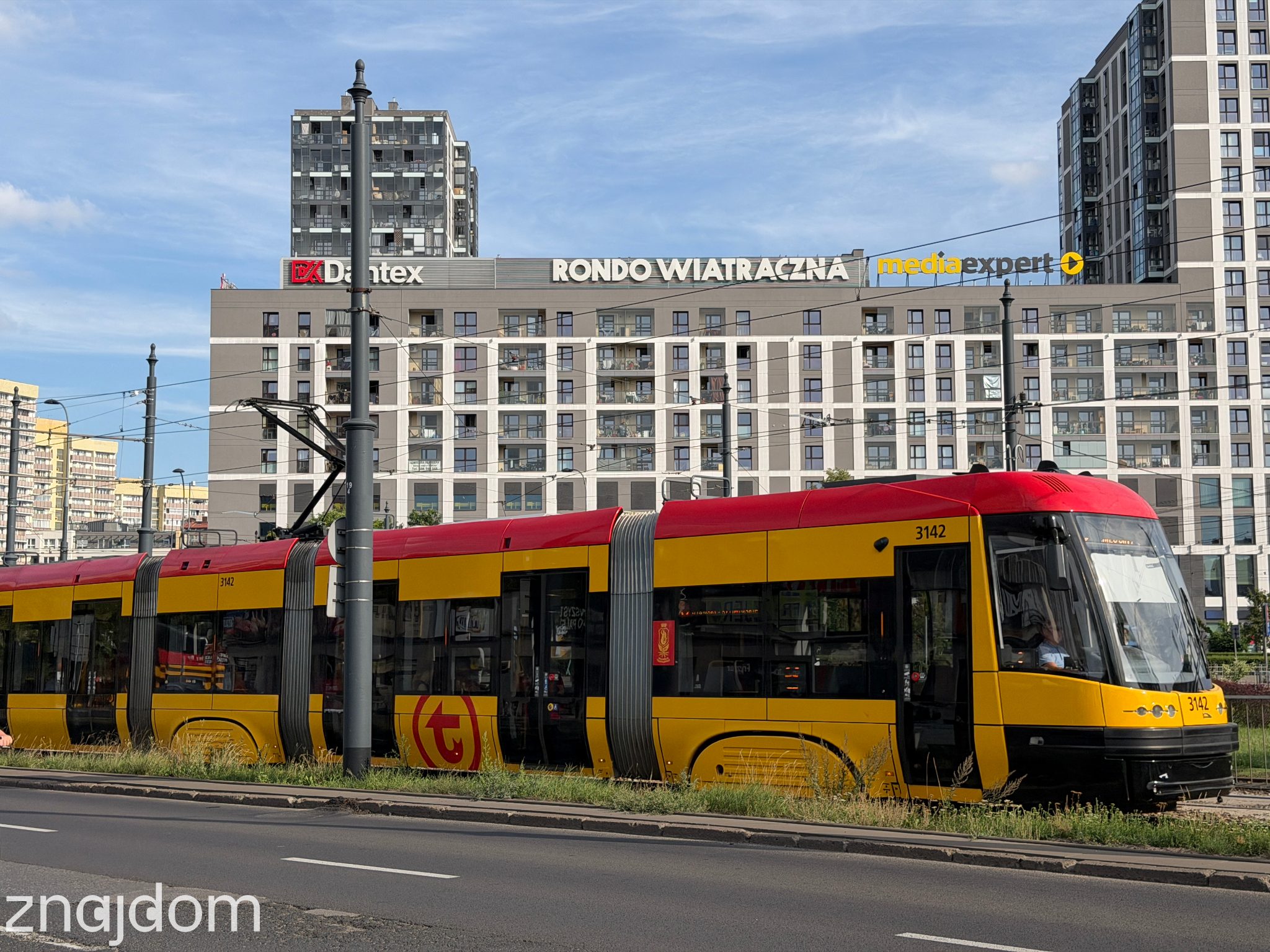 Nowoczesny tramwaj warszawski na Rondzie Wiatraczna na Pradze-Południe w Warszawie.