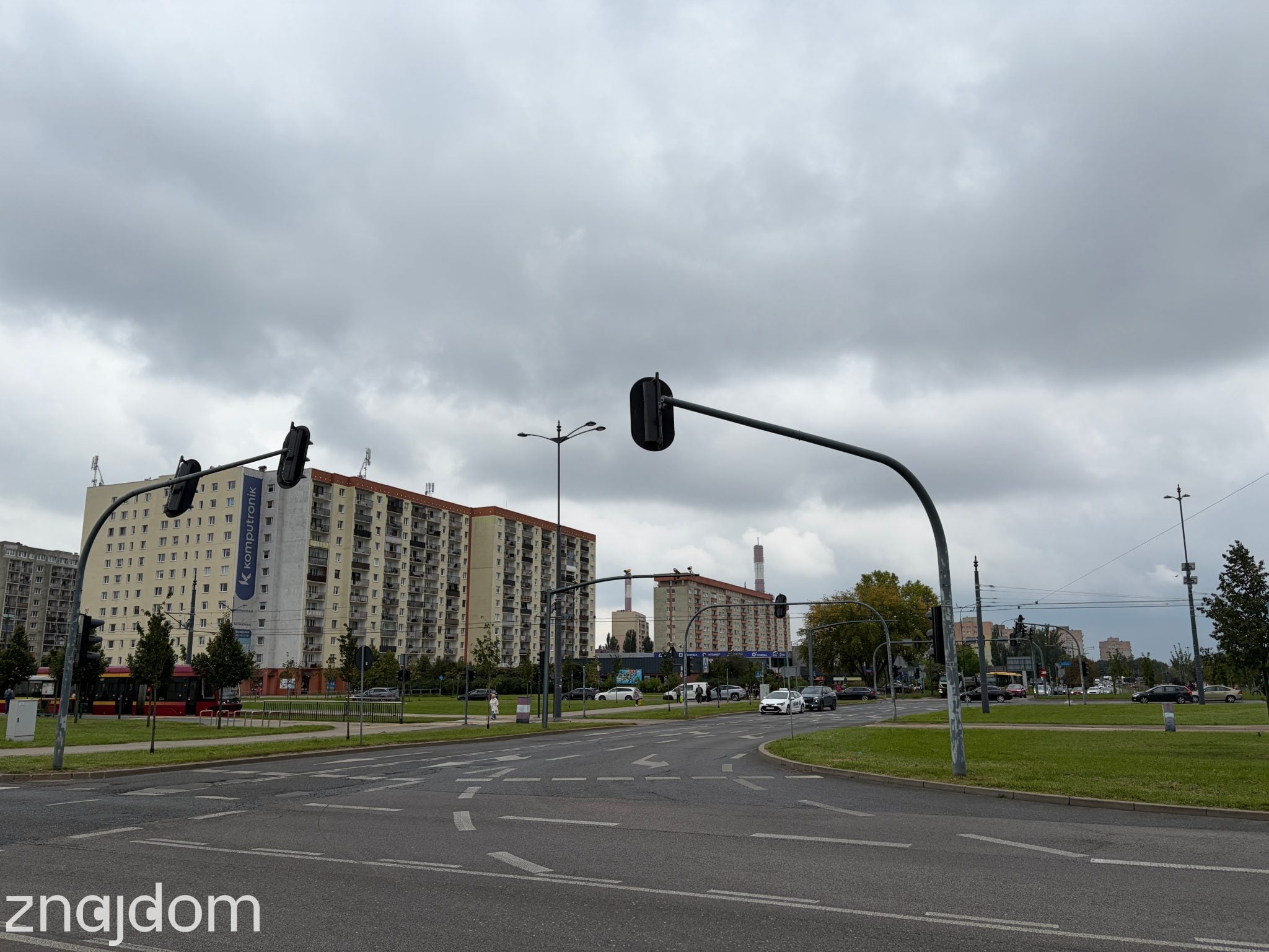 Zdjecie przedstawia widok z Ronda Inwalidów na bloki Widzewa Wschód.