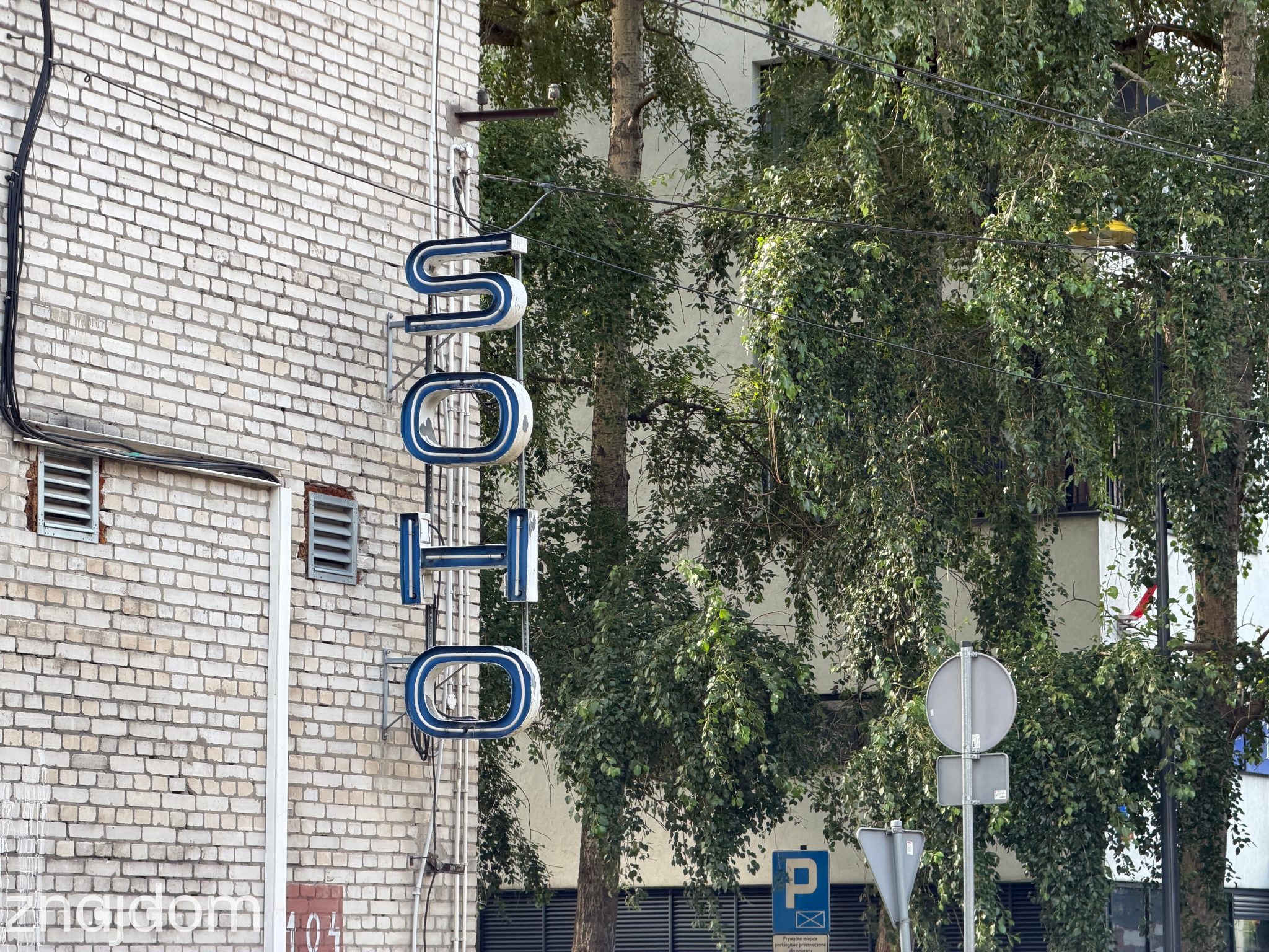 Szyld neonowy Soho Factory przy ulicy Mińskiej na warszawskim Kamionku.