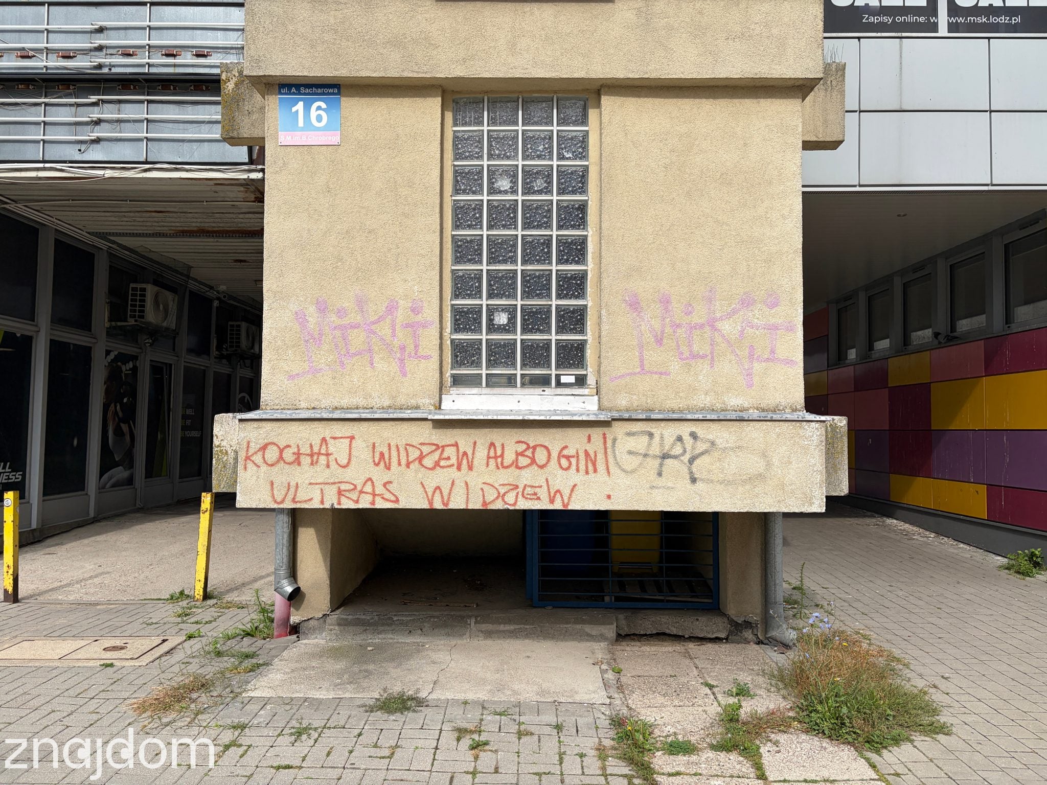 Grafitti na fasadzie budynku na Widzewie Wschodzie: "Kochaj Widzew albo giń! Ultras Widzew!