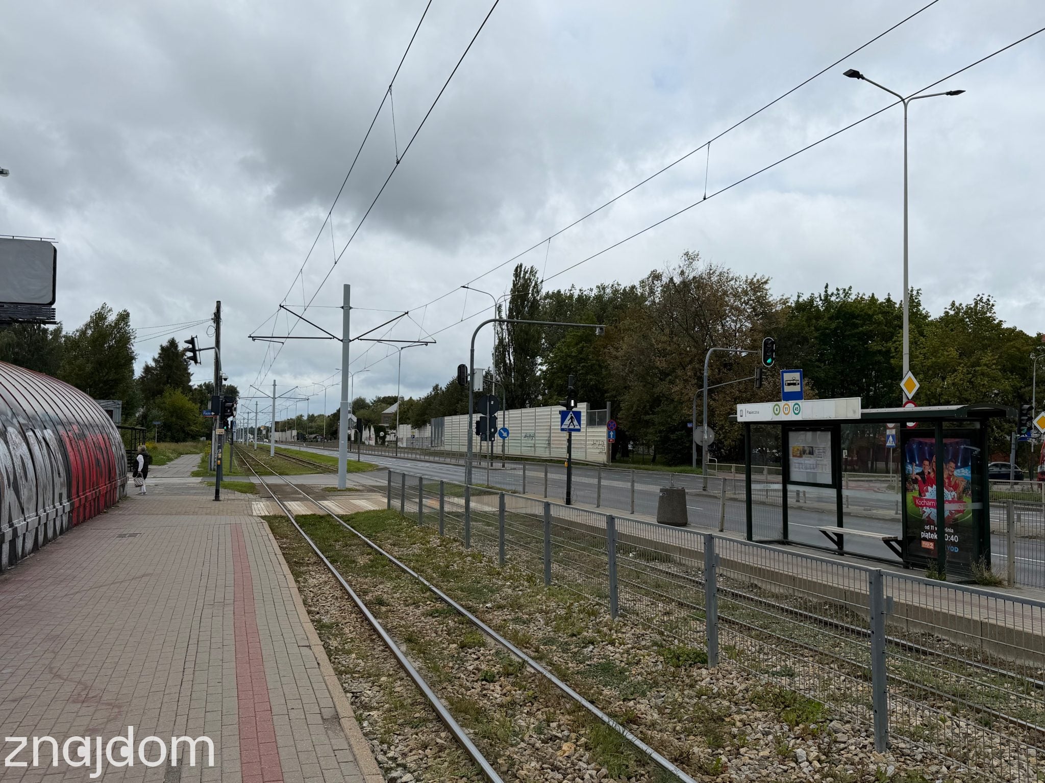 Przystanek tramwajowym na ul. Pasiecznej w Łodzi. Po lewej kawałek charakterystycznego dla Radogoszcza przejścia podziemnego.