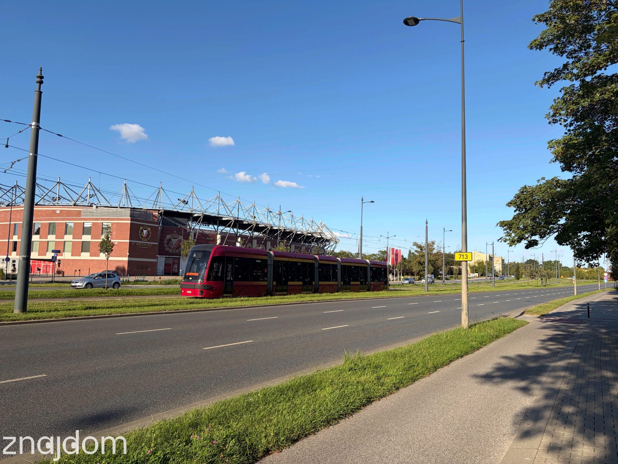 Tramwaj jadący obok Stadionu Widzew.