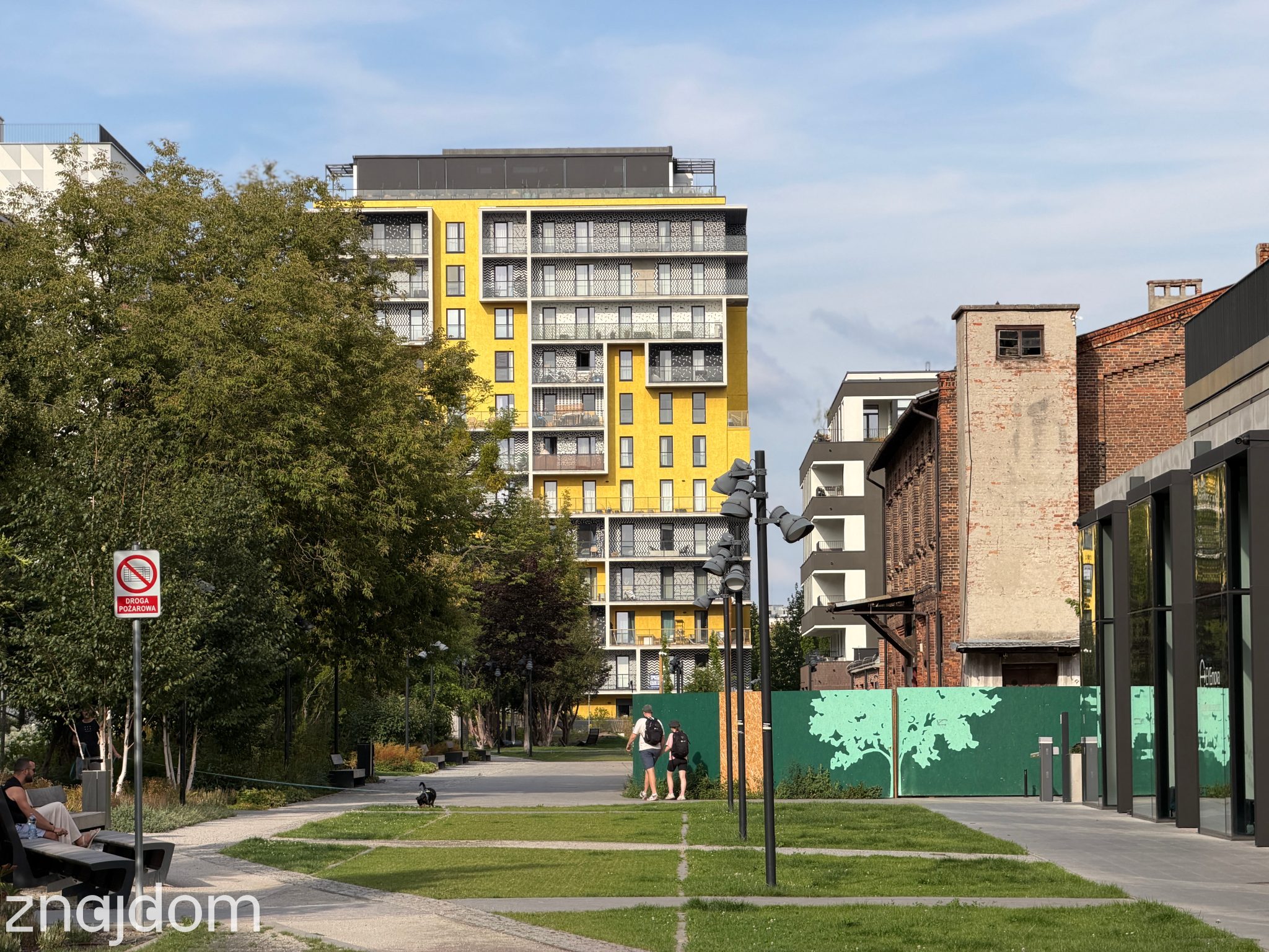 Kontrast nowej zabudowy mieszkaniowej i pofabrycznej architektury na warszawskiej Pradze-Południe.