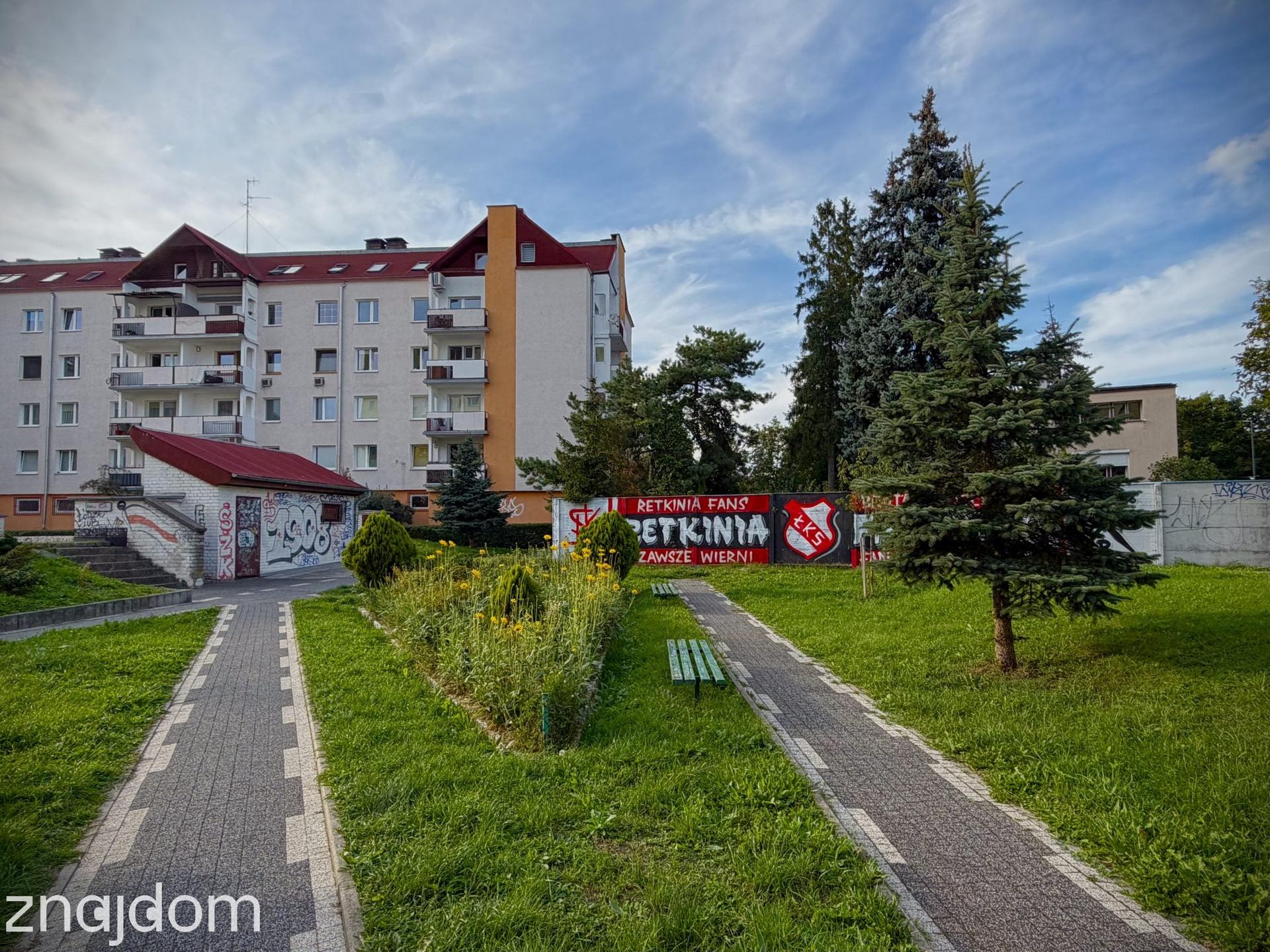 Zdjęcie przedstawia postmodernistyczne osiedle mieszkaniowe na Retkini i ściany zamalowane graffitti.