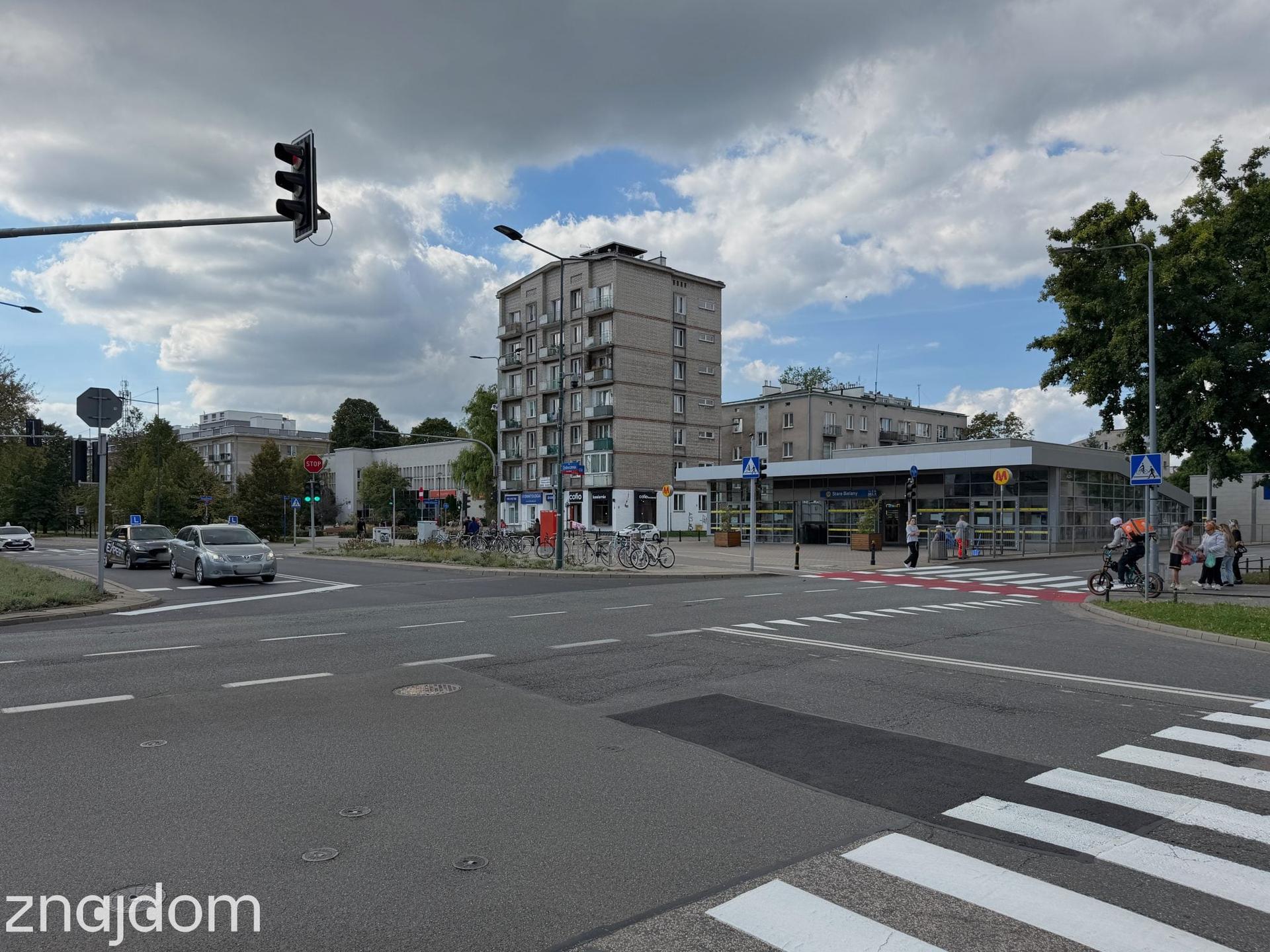 Widok na skrzyżowanie, za nim Stacja Metro Stare Mielany i budynki mieszkalne.