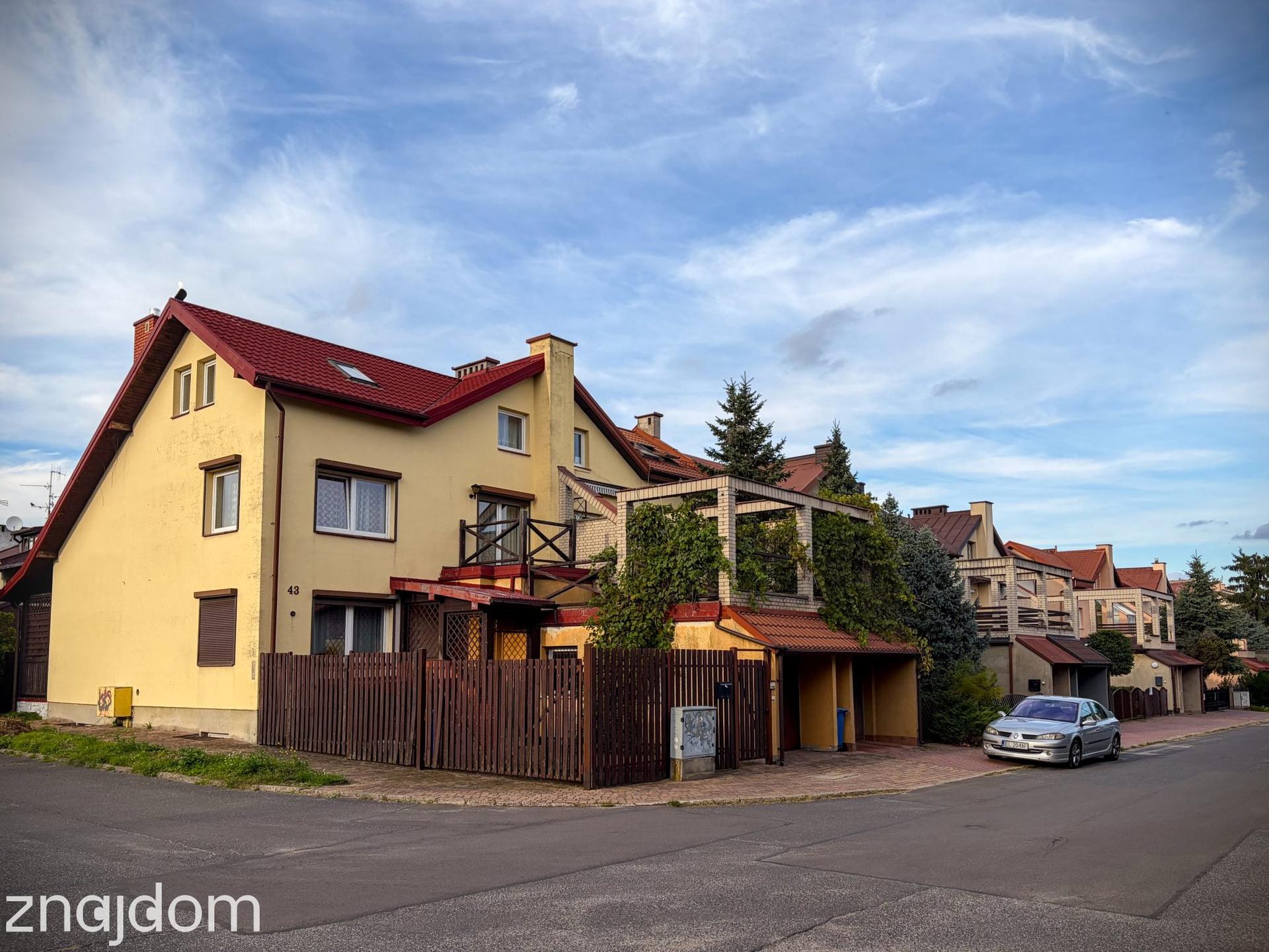 Domek i zaparkowany samochód na Smulsku.