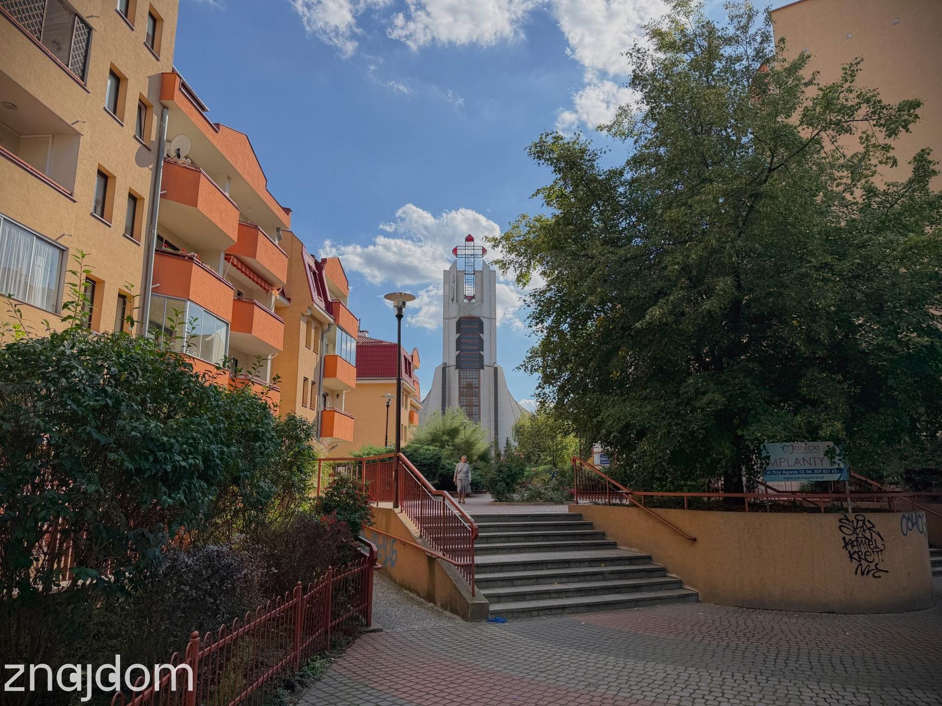 Parafia Niepokalanego Poczęcia Najświętszej Maryi Panny na Wrzecionie. Widok spomiędzy budynków osiedla Przy Agorze.
