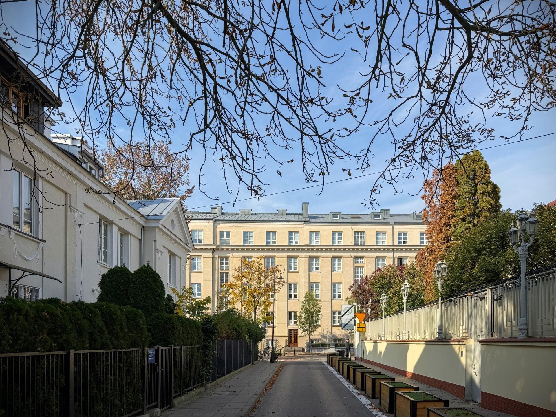 Ochota, Filtry: widok na budynek NIK-u z uliczki.