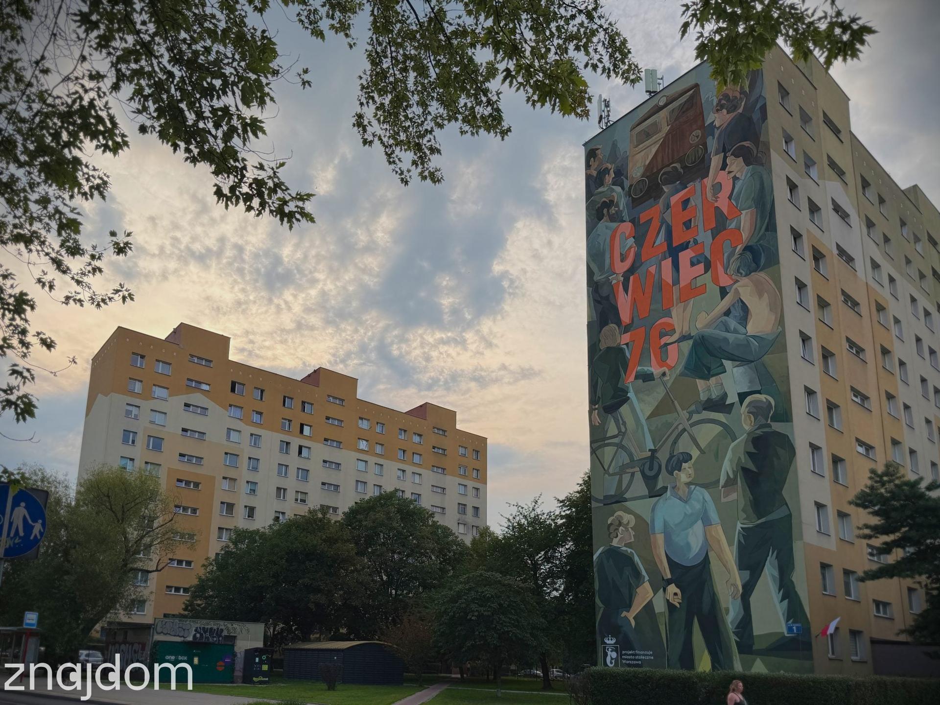 Bloki na Ursusie, na jednym z nich mural "Czerwiec 76" upamiętniający strajk robotników.