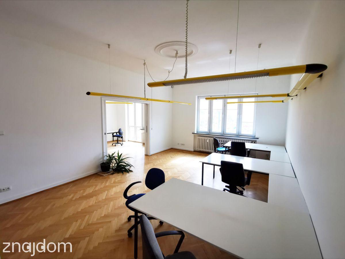 5 pokoi w przedwojennej kamienicy/ ścisłe centrum