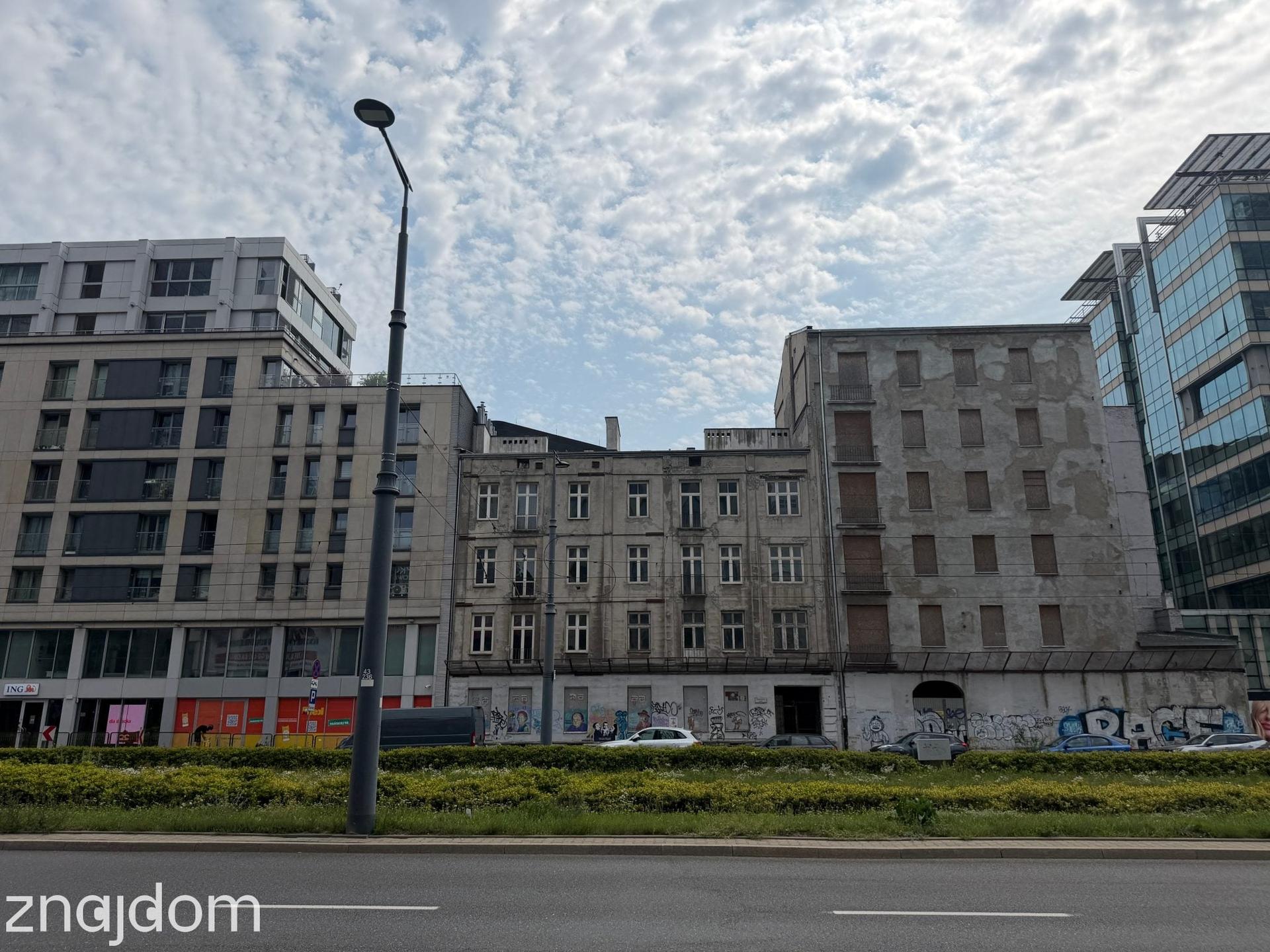 Opuszczona kamienica w towarzystwie biurowców na Woli.