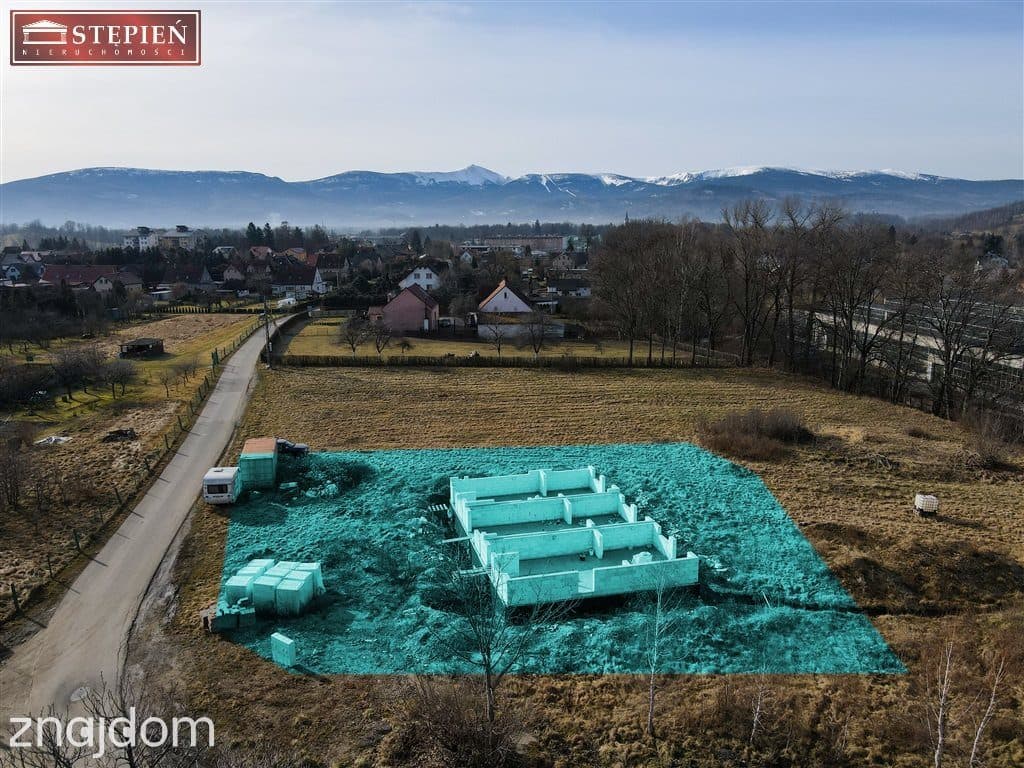 Działka z rozpoczętą budową 3 budynków.
