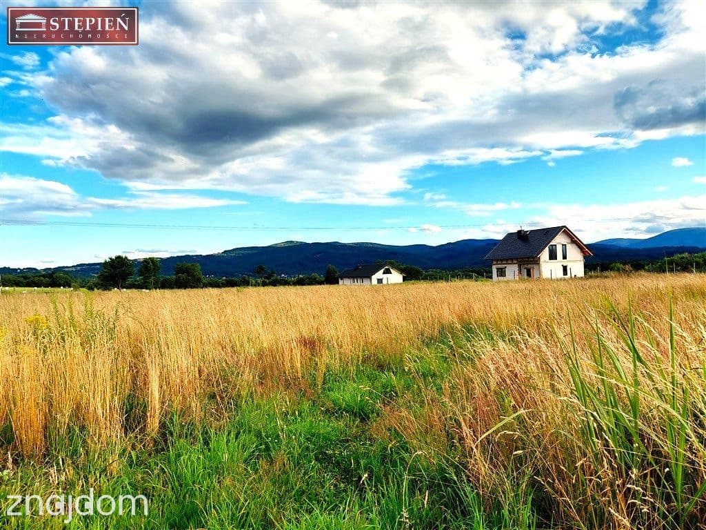 Mały domek z pieknym widokiem na panoramę gór.