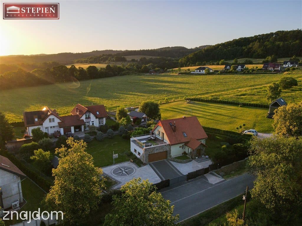 Dom z pięknym ogrodem i widokiem na Śnieżke. - zdjęcie 15