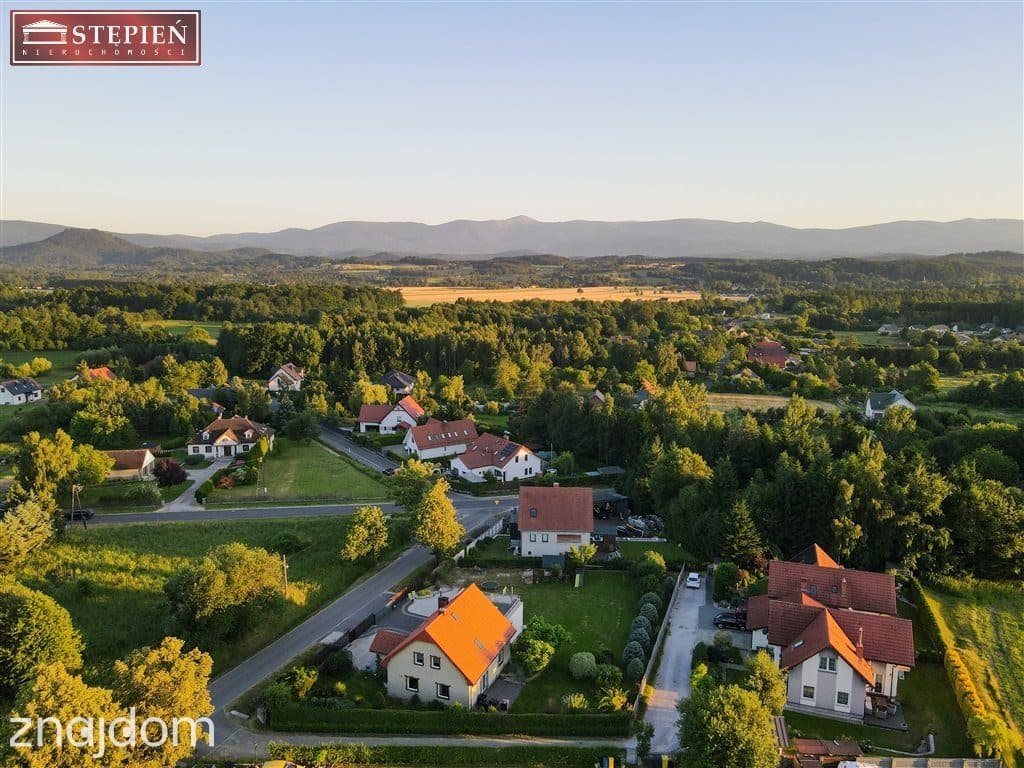 Dom z pięknym ogrodem i widokiem na Śnieżke. - zdjęcie 16