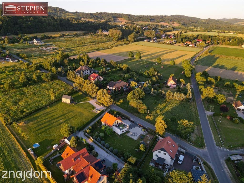 Dom z pięknym ogrodem i widokiem na Śnieżke. - zdjęcie 18
