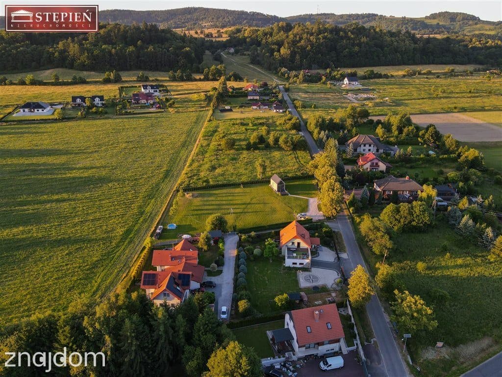 Dom z pięknym ogrodem i widokiem na Śnieżke. - zdjęcie 19