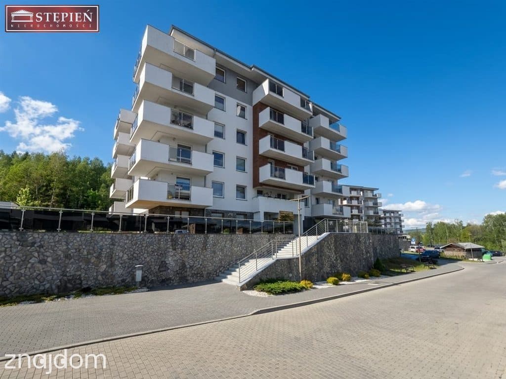 Apartamet z wyjściem na ogród i widokiem na góry.