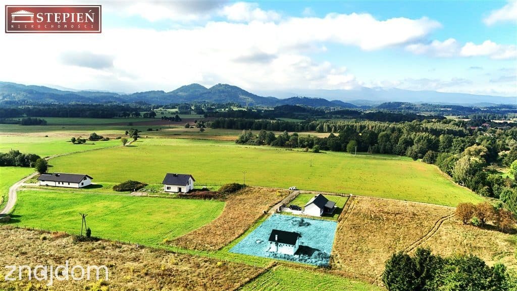 Mały domek z pieknym widokiem na panoramę gór.