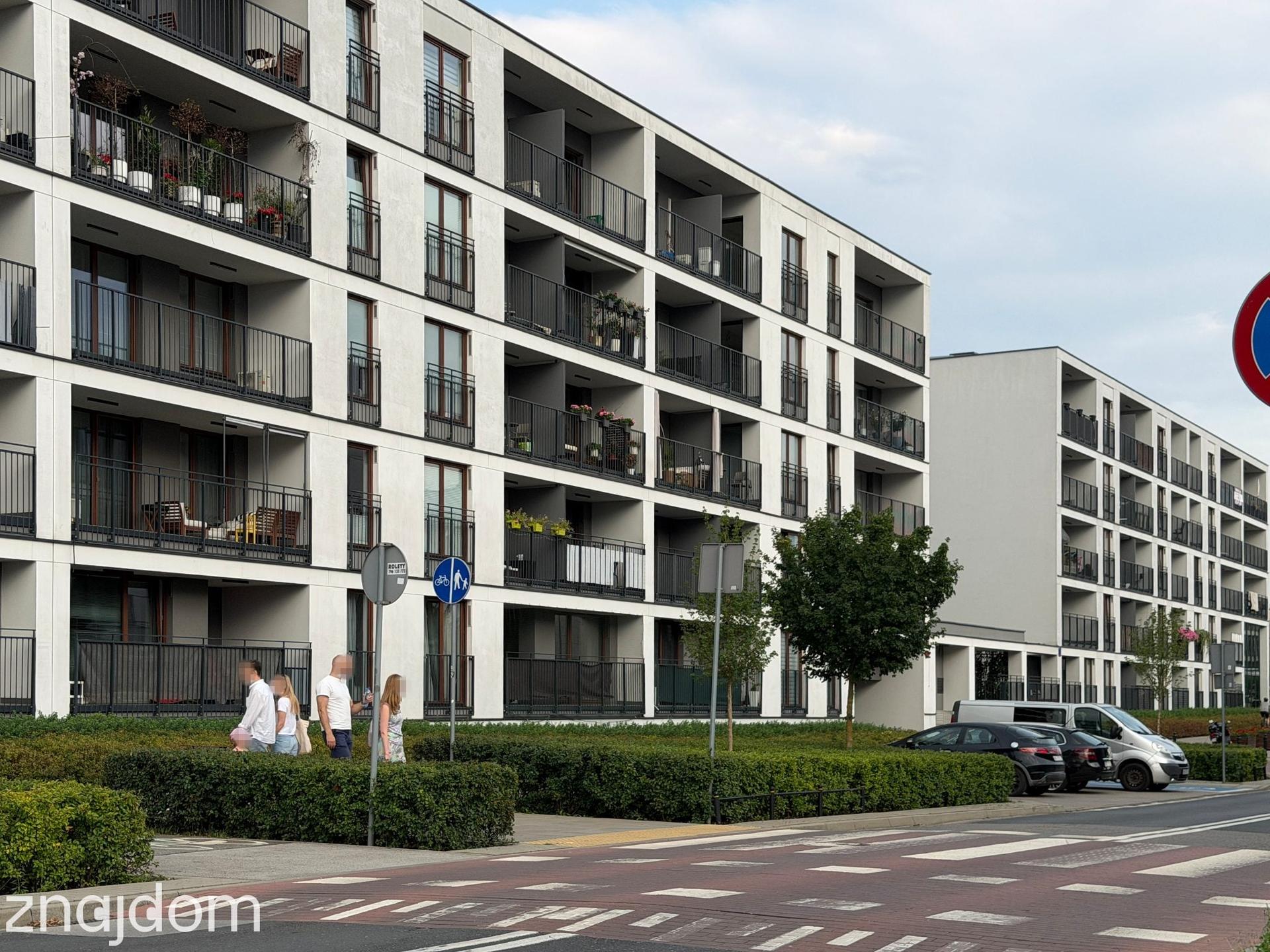 Widok na białe deweloperskie apartamnetowce na Wilanowie.