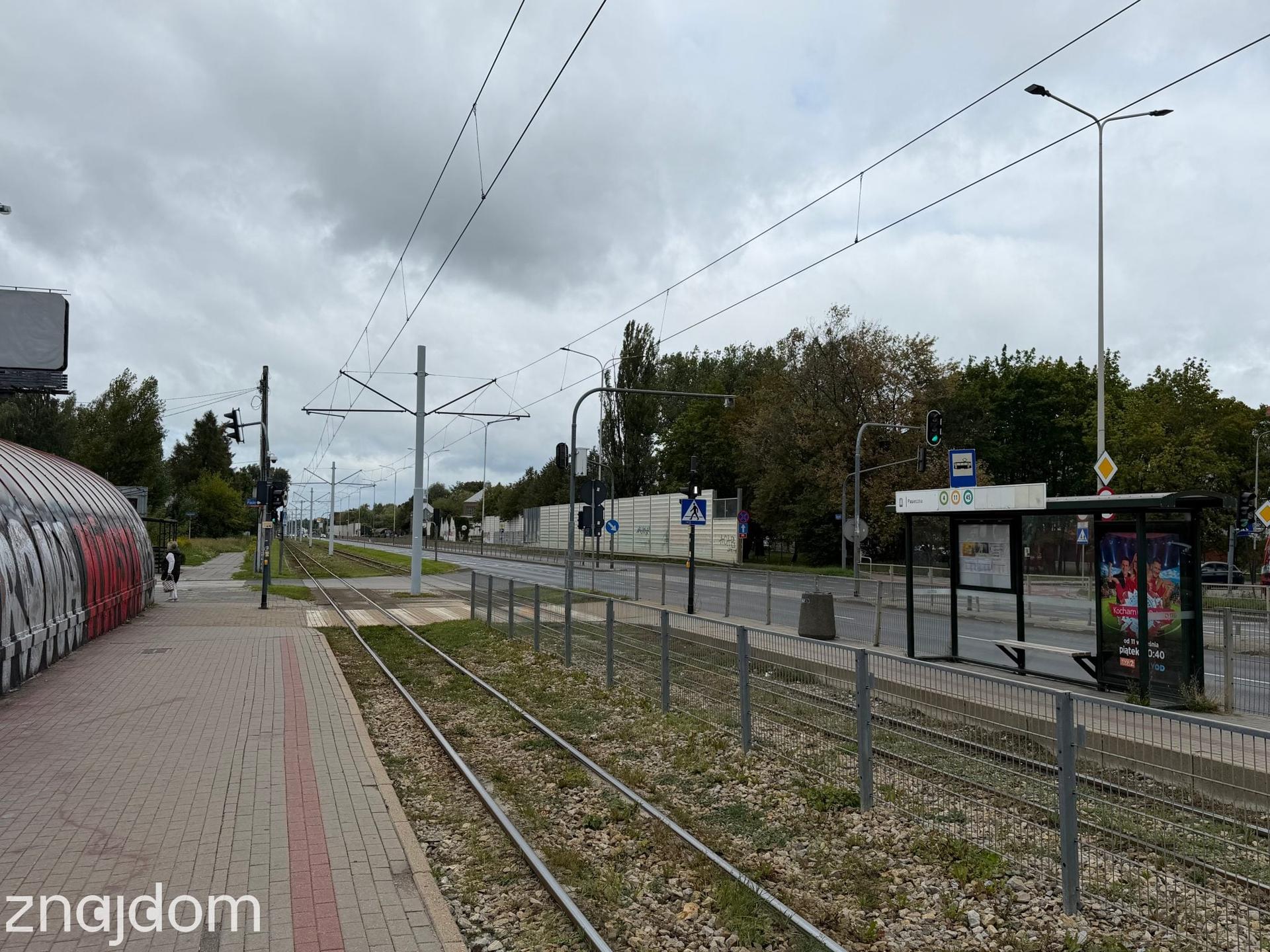 Przystanek tramwajowym na ul. Pasiecznej w Łodzi. Po lewej kawałek charakterystycznego dla Radogoszcza przejścia podziemnego.