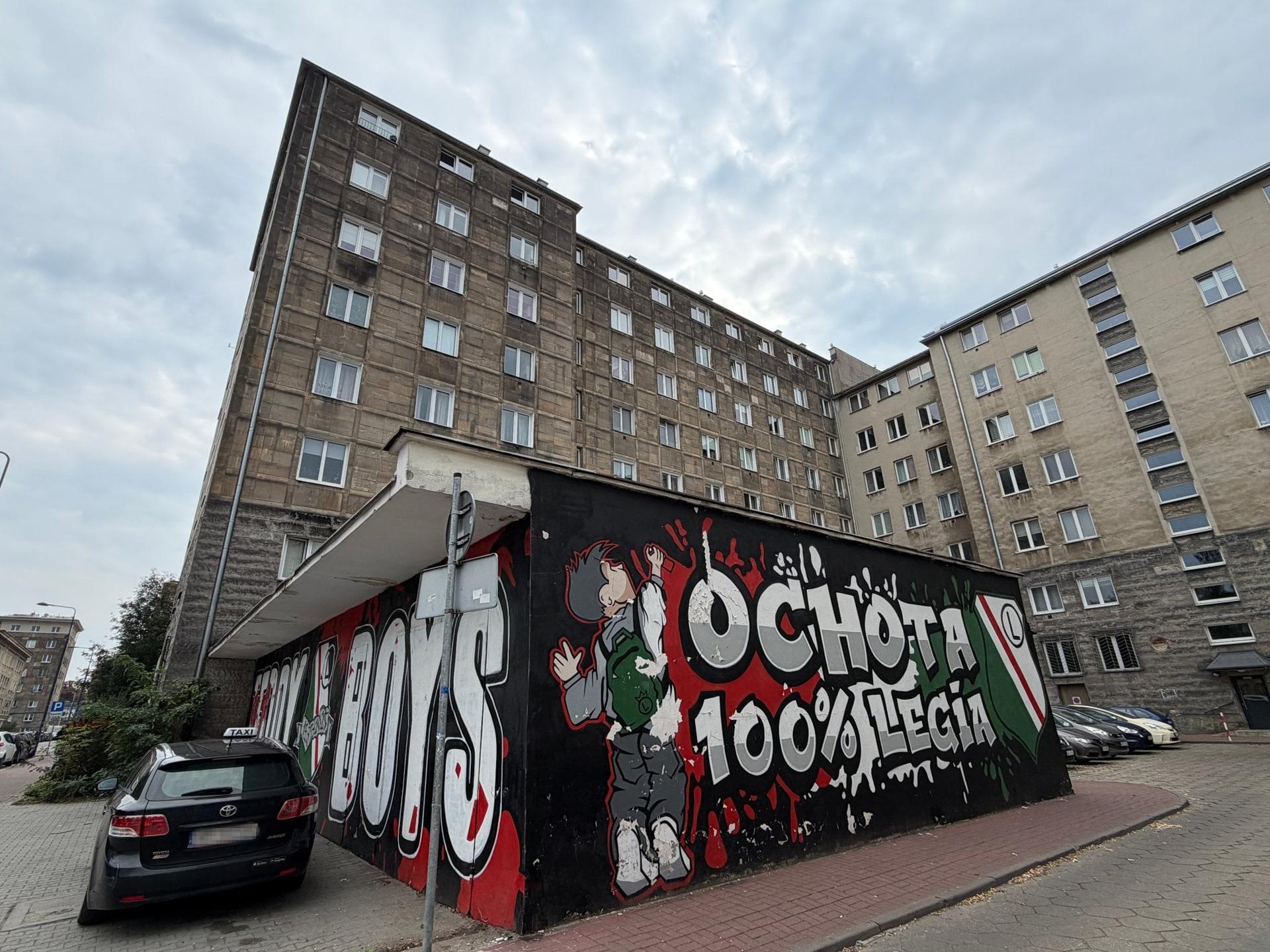 Ochota I - graffiti legii na ścianie socrealistycznego budynku.