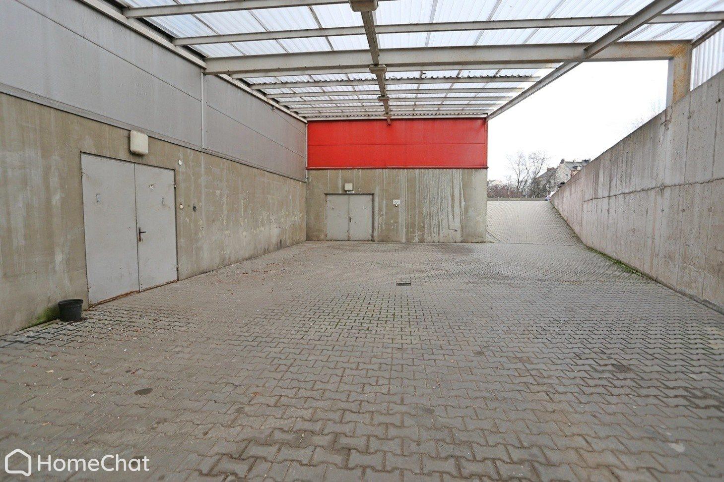 Obiekt handlowo-usługowo-magazynowy 3480 m², częściowo wynajęty.