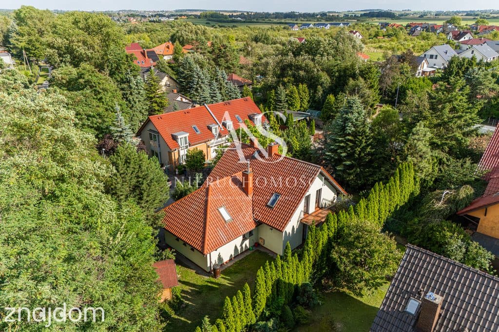 Przestronny dom z pięknym , wyciszonym ogrodem - zdjęcie 8