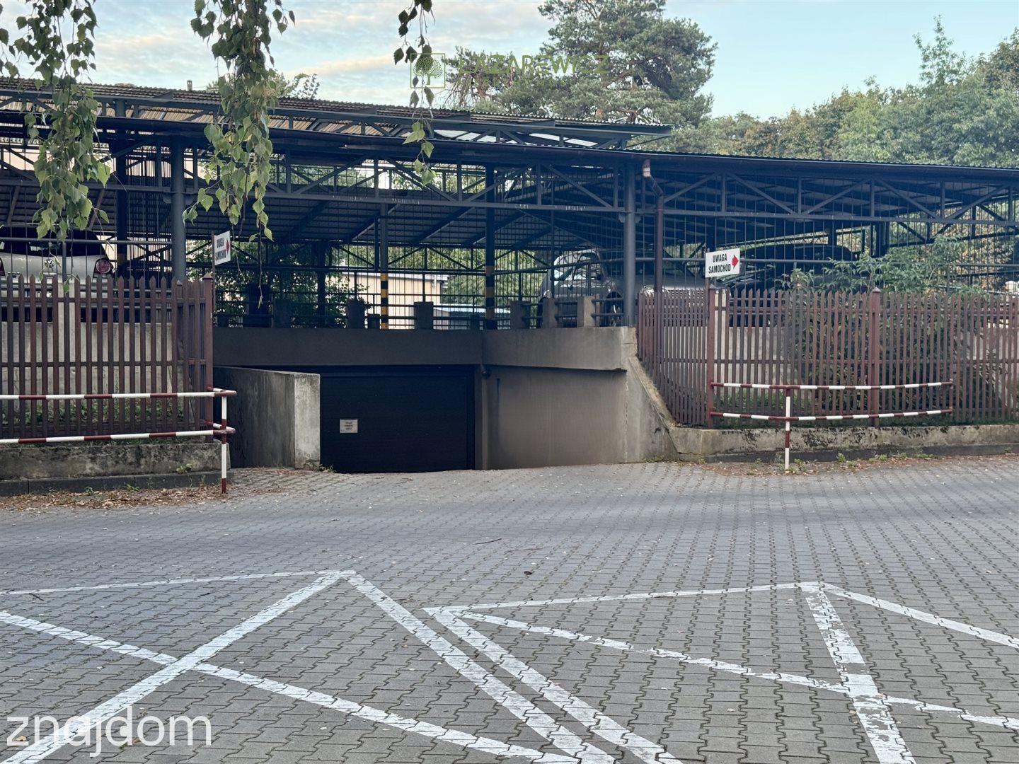 Duże z balkonem, piwnicą, miejscem postojowym PKP - zdjęcie 22