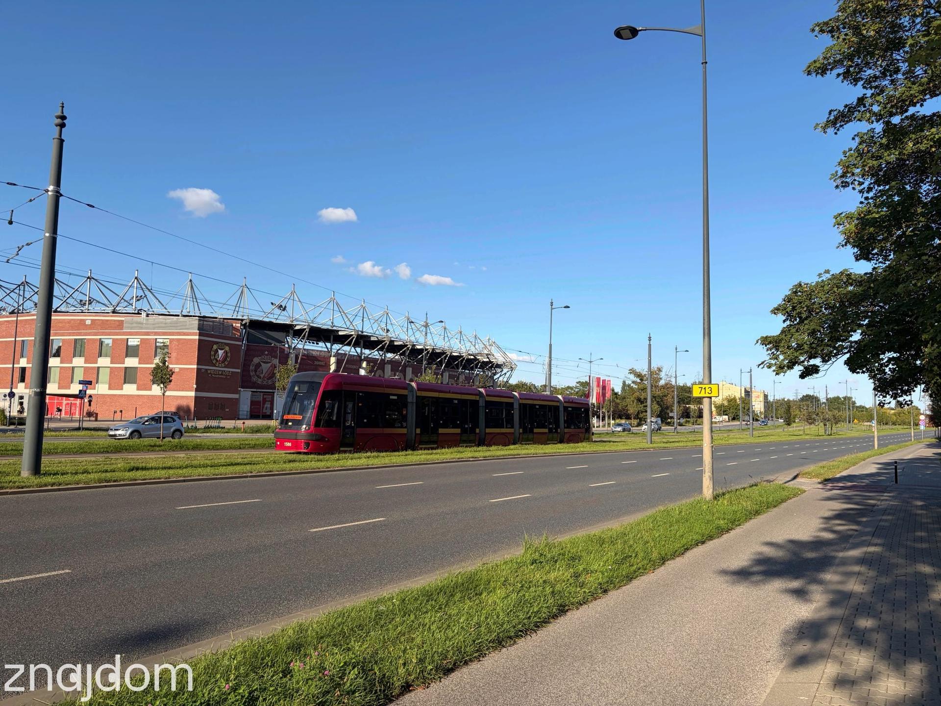 Tramwaj jadący obok Stadionu Widzew.