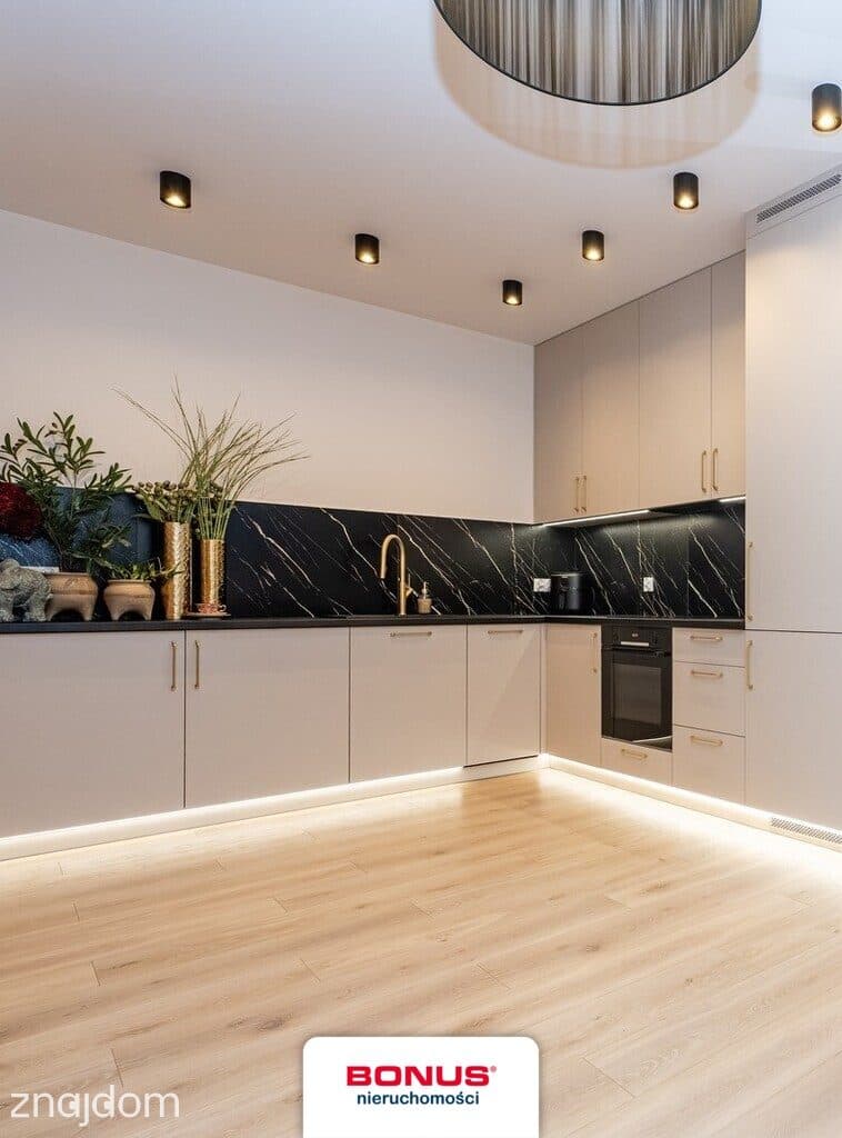 2 pokojowy apartament ogródkiem i parkingiem. - zdjęcie 5