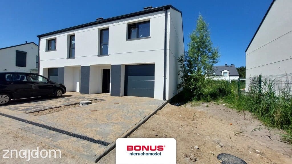 Dom w zabudowie bliźniaczej z garażem w Kościnie