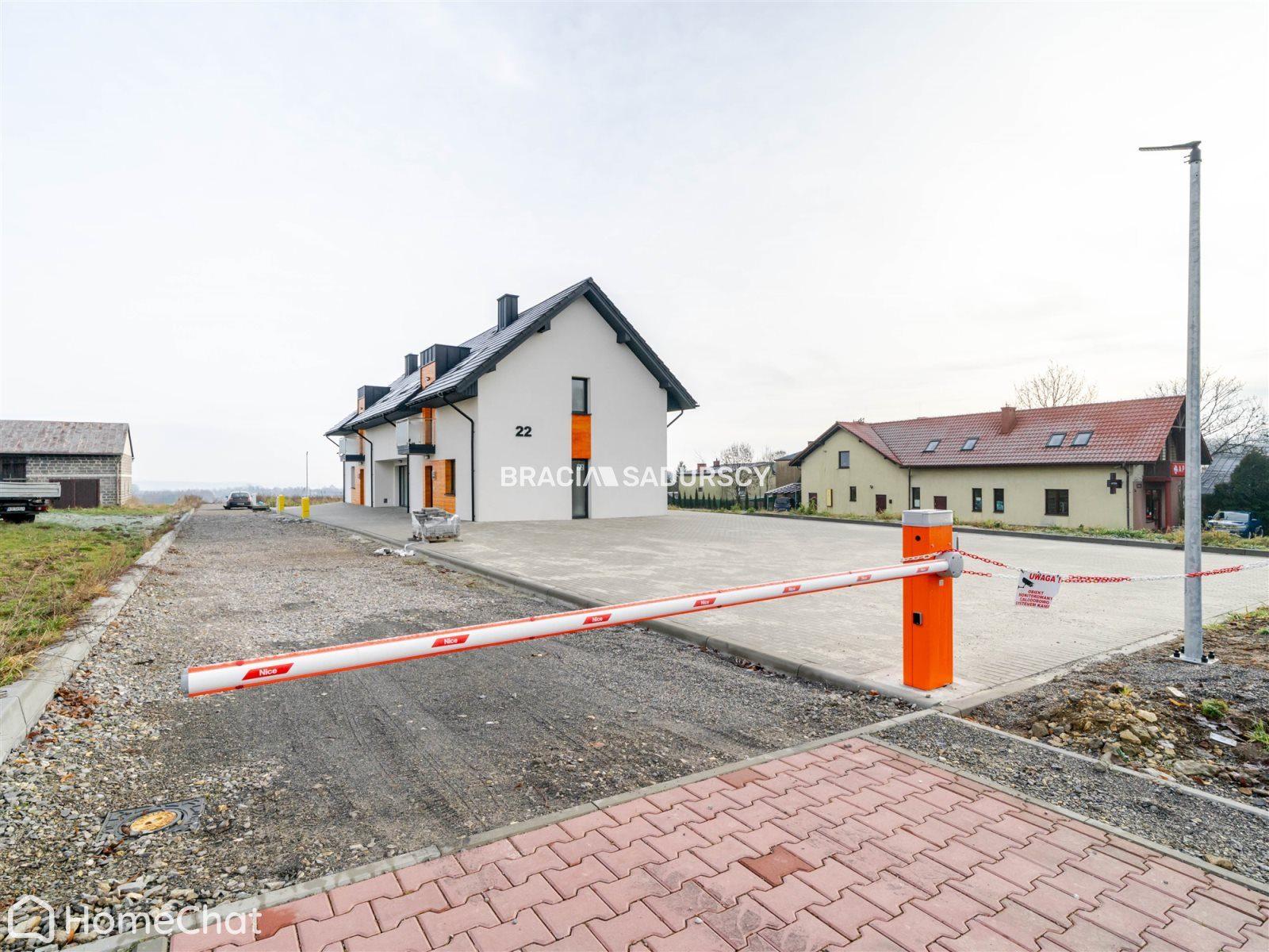Lokal z witryną i parkingiem w sercu Skały