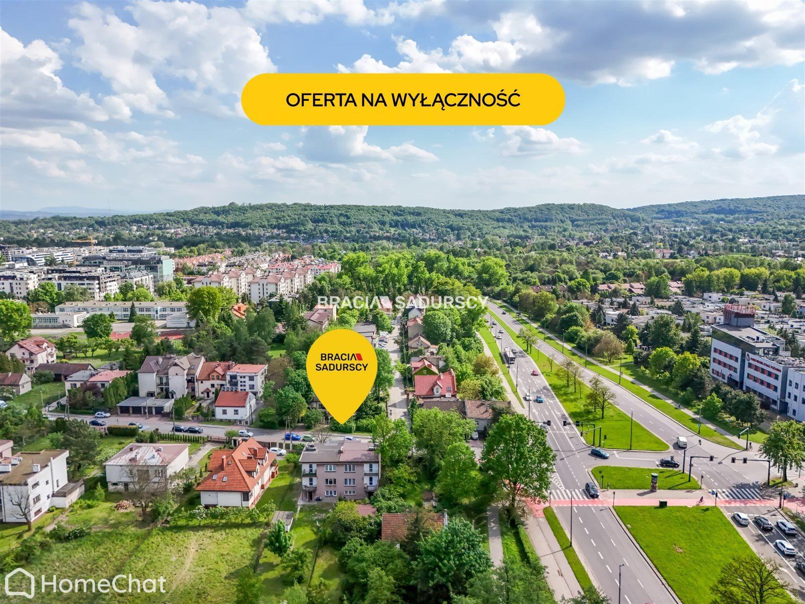 Dwa poziomy w domu typu bliźniak z garażem.