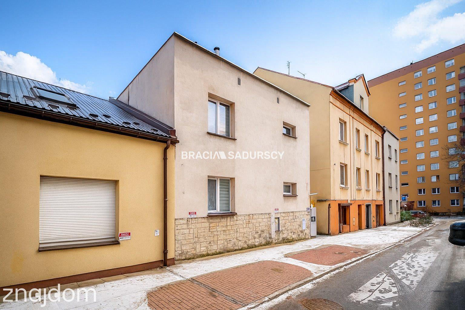 Dom inwestycyjny – 5 mieszkań, 2 lokale, paczkomat