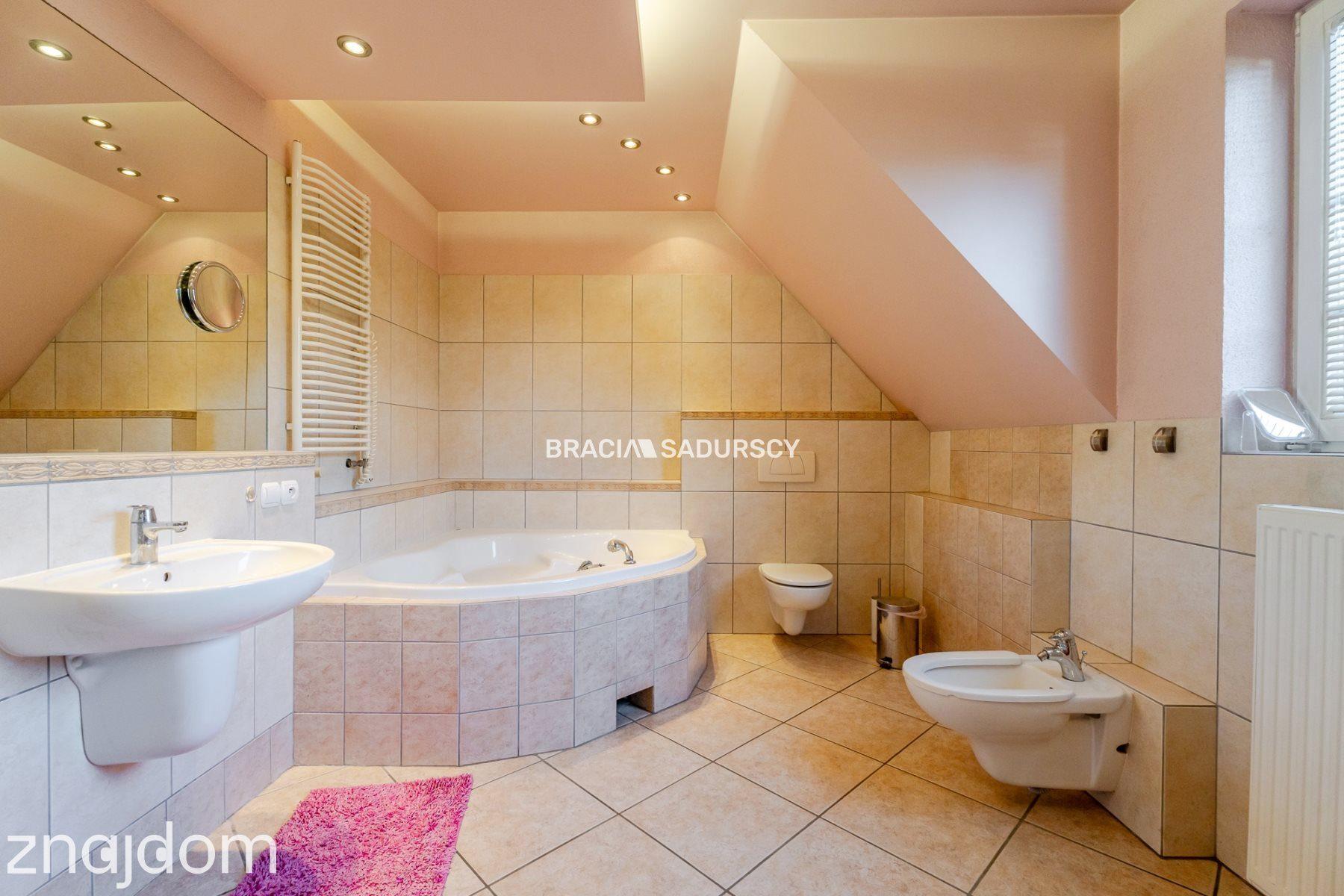 Przestronny dom w spokojnej okolicy Stary Bieżanów - zdjęcie 30