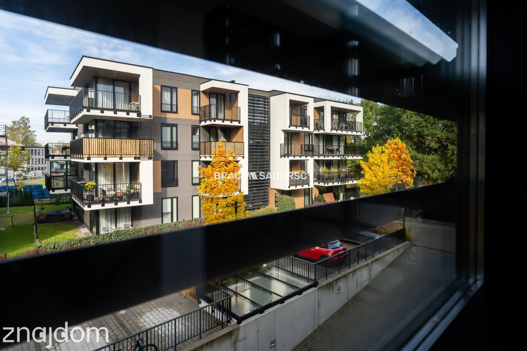 Nowoczesny jasny apartament w otoczeniu zieleni