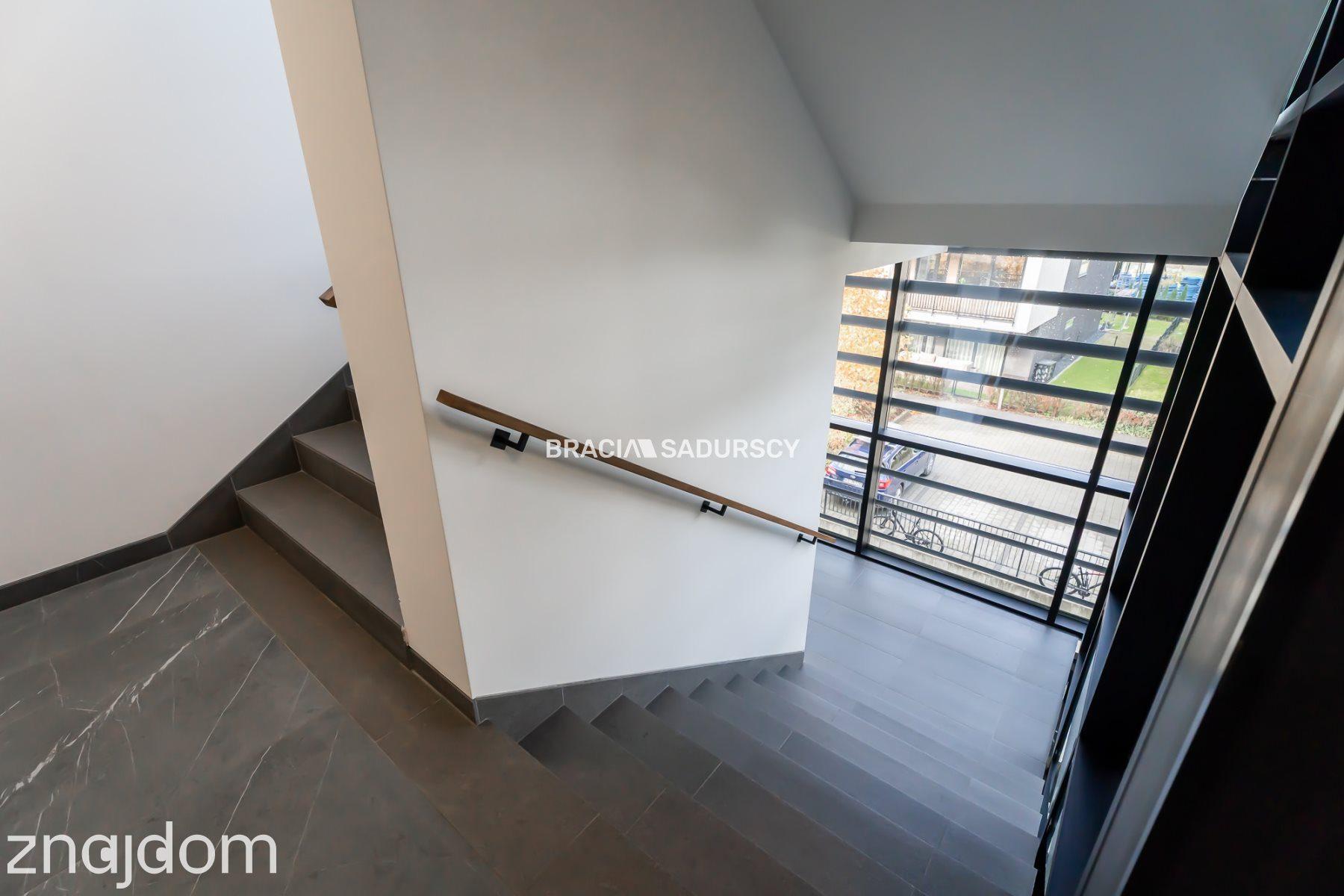 Nowoczesny jasny apartament w otoczeniu zieleni - zdjęcie 17