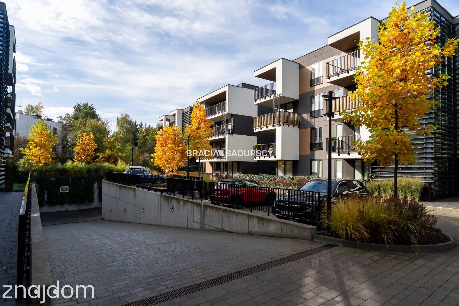 Nowoczesny jasny apartament w otoczeniu zieleni - zdjęcie 19