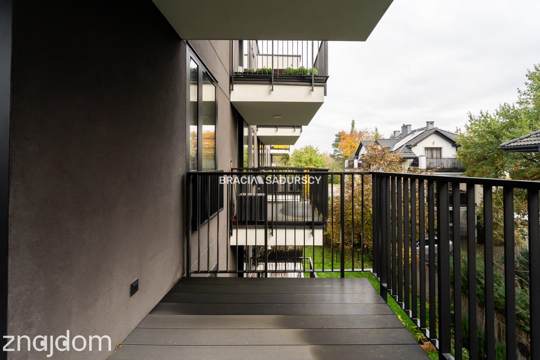 Nowoczesny jasny apartament w otoczeniu zieleni - zdjęcie 8