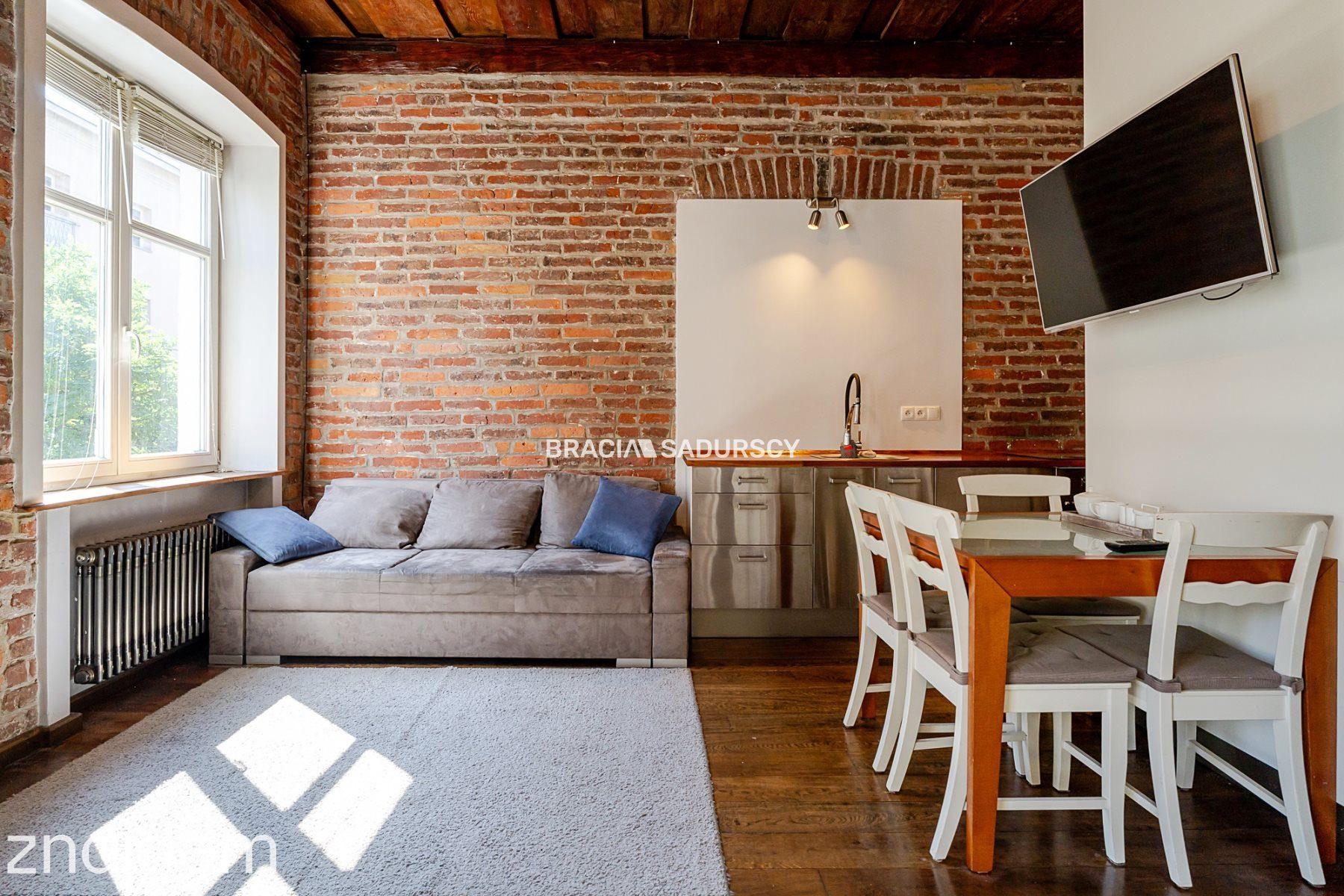 Dwupokojowy apartament z historycznym charakterem