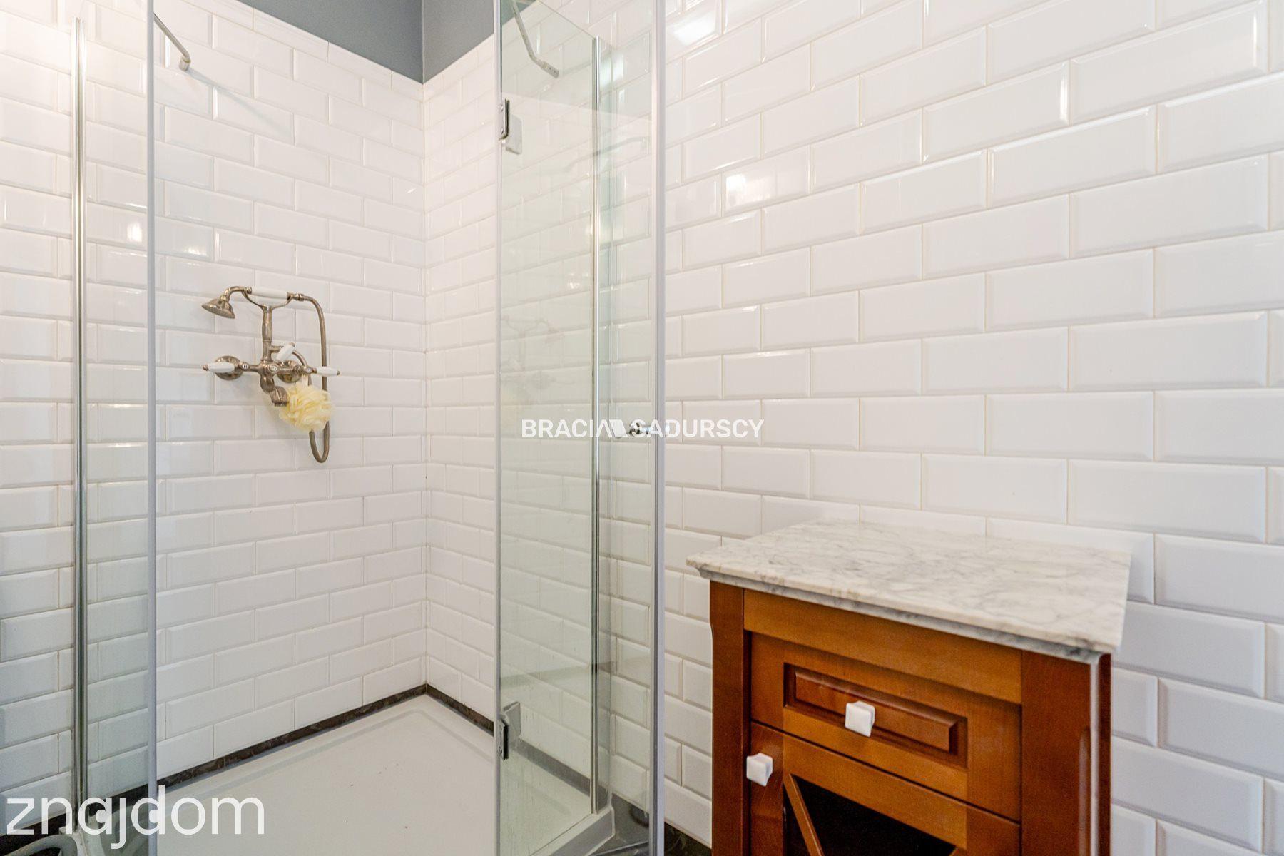 Dwupokojowy apartament z historycznym charakterem - zdjęcie 12