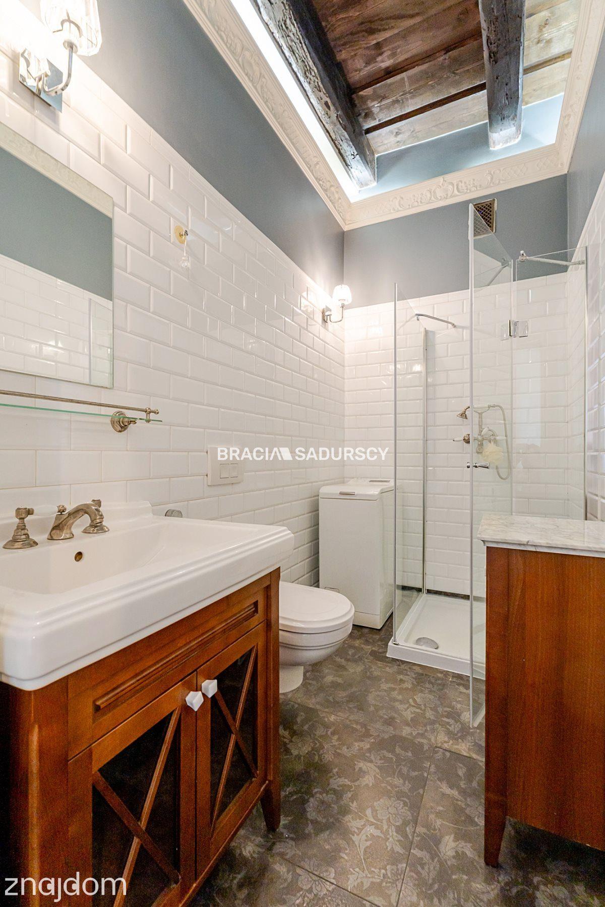 Dwupokojowy apartament z historycznym charakterem - zdjęcie 13