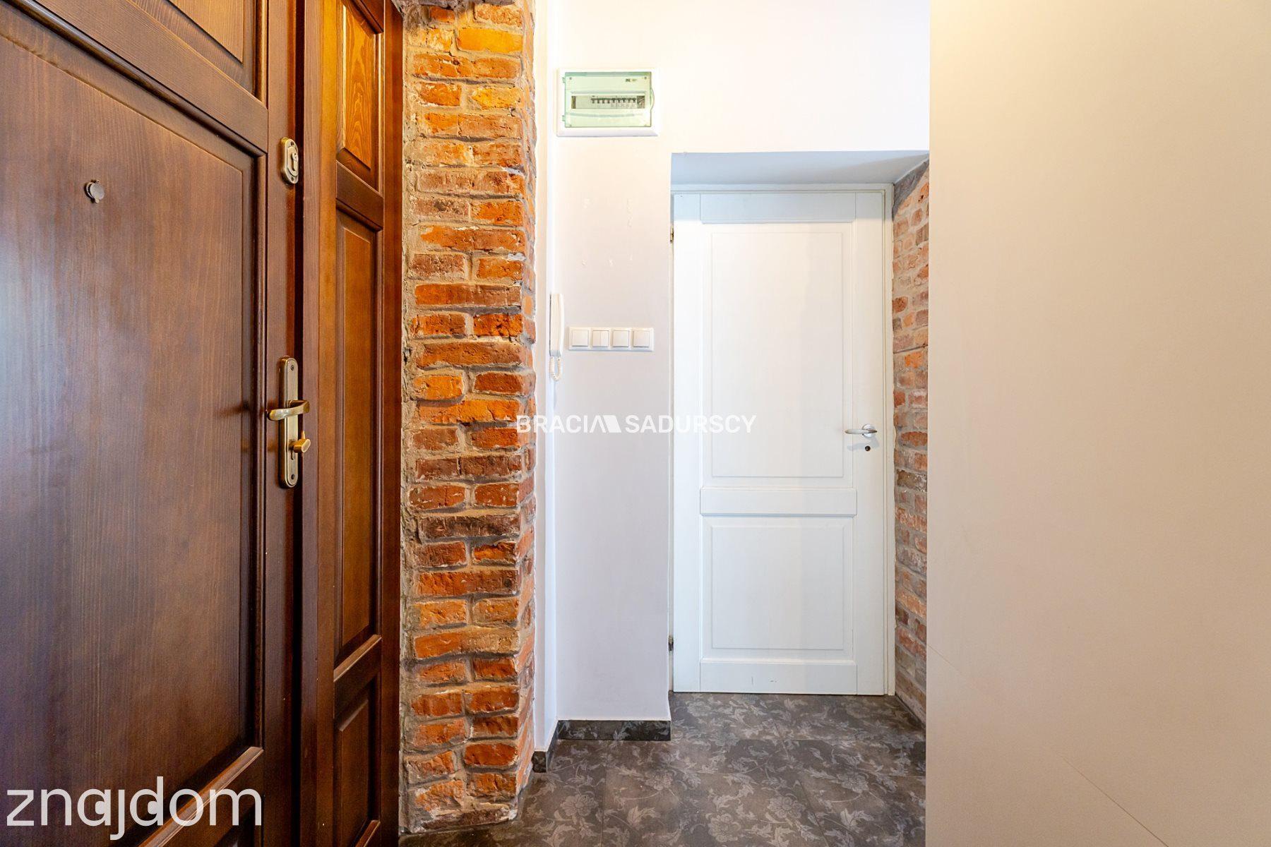 Dwupokojowy apartament z historycznym charakterem - zdjęcie 15